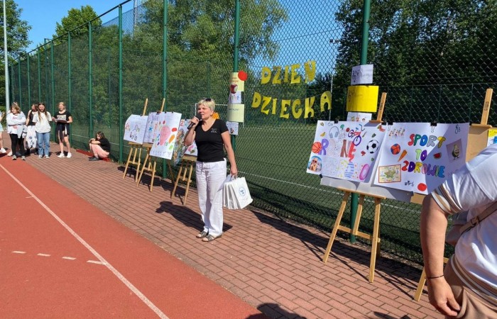 1 czerwca to święto wszystkich dzieci na całym świecie. Ten dzień w naszej szkole również upłynął w wyjątkowej atmosferze. Każda klasa wraz z wychowawcą miała za zadanie wykonać plakat profilaktyczny na temat zdrowych nawyków żywieniowych pt.: ”Rosnę zdrowo”. Jury w składzie:        p. Anna Adrych i p. Monika Łaskarzewska wyłoniło trzy najciekawsze prace plastyczne wykonane przez  klasy Va, IV a i VIII c. 
Uczniowie brali udział w zawodach sportowych tj. skakanie na skakance, rzuty do kosza, odbijanie piłki siatkowej oraz rzuty woreczkiem do celu. Tutaj duże podziękowania kierujemy do wszystkich nauczycieli, którzy nadzorowali poprawne wykonanie konkurencji  sportowych oraz skrupulatnie liczyli punkty.  W konkurencjach sportowych :
1 miejsce uzyskała klasa VIIIc
2 miejsce klasa VIIIb
3 miejsce klasa VIa
Atrakcją dzisiejszego dnia był food truck, zasponsorowany przez pana Karola Grabowskiego z koła łowieckiego „JENOT”.  Można było tam dostać pyszne lody i soki. Cieszył się on dużym zainteresowaniem. Dodatkowo mieliśmy okazję rozwiązywać zagadki przyrodniczo-ekologiczne, które były przygotowane na planszach edukacyjnych postawionych koło food trucka.
Na koniec uczniowie zaprezentowali swoje talenty w konkursie pt. „Śpiew i taniec na zdrowie. 
W tym szczególnym dniu każde dziecko otrzymało niespodziankę, a występujący nagrody rzeczowe. Impreza z okazji Dnia Dziecka odbyła się dzięki wsparciu Burmistrza Pasłęka p. Wiesława Śniecikowskiego oraz Rady Rodziców przy Szkole Podstawowej nr 2 w Pasłęku