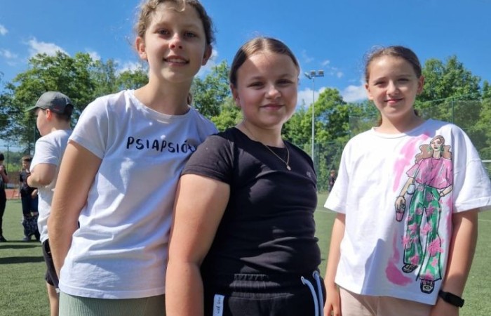 1 czerwca to święto wszystkich dzieci na całym świecie. Ten dzień w naszej szkole również upłynął w wyjątkowej atmosferze. Każda klasa wraz z wychowawcą miała za zadanie wykonać plakat profilaktyczny na temat zdrowych nawyków żywieniowych pt.: ”Rosnę zdrowo”. Jury w składzie:        p. Anna Adrych i p. Monika Łaskarzewska wyłoniło trzy najciekawsze prace plastyczne wykonane przez  klasy Va, IV a i VIII c. 
Uczniowie brali udział w zawodach sportowych tj. skakanie na skakance, rzuty do kosza, odbijanie piłki siatkowej oraz rzuty woreczkiem do celu. Tutaj duże podziękowania kierujemy do wszystkich nauczycieli, którzy nadzorowali poprawne wykonanie konkurencji  sportowych oraz skrupulatnie liczyli punkty.  W konkurencjach sportowych :
1 miejsce uzyskała klasa VIIIc
2 miejsce klasa VIIIb
3 miejsce klasa VIa
Atrakcją dzisiejszego dnia był food truck, zasponsorowany przez pana Karola Grabowskiego z koła łowieckiego „JENOT”.  Można było tam dostać pyszne lody i soki. Cieszył się on dużym zainteresowaniem. Dodatkowo mieliśmy okazję rozwiązywać zagadki przyrodniczo-ekologiczne, które były przygotowane na planszach edukacyjnych postawionych koło food trucka.
Na koniec uczniowie zaprezentowali swoje talenty w konkursie pt. „Śpiew i taniec na zdrowie. 
W tym szczególnym dniu każde dziecko otrzymało niespodziankę, a występujący nagrody rzeczowe. Impreza z okazji Dnia Dziecka odbyła się dzięki wsparciu Burmistrza Pasłęka p. Wiesława Śniecikowskiego oraz Rady Rodziców przy Szkole Podstawowej nr 2 w Pasłęku