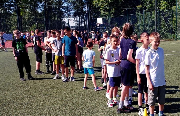 1 czerwca to święto wszystkich dzieci na całym świecie. Ten dzień w naszej szkole również upłynął w wyjątkowej atmosferze. Każda klasa wraz z wychowawcą miała za zadanie wykonać plakat profilaktyczny na temat zdrowych nawyków żywieniowych pt.: ”Rosnę zdrowo”. Jury w składzie:        p. Anna Adrych i p. Monika Łaskarzewska wyłoniło trzy najciekawsze prace plastyczne wykonane przez  klasy Va, IV a i VIII c. 
Uczniowie brali udział w zawodach sportowych tj. skakanie na skakance, rzuty do kosza, odbijanie piłki siatkowej oraz rzuty woreczkiem do celu. Tutaj duże podziękowania kierujemy do wszystkich nauczycieli, którzy nadzorowali poprawne wykonanie konkurencji  sportowych oraz skrupulatnie liczyli punkty.  W konkurencjach sportowych :
1 miejsce uzyskała klasa VIIIc
2 miejsce klasa VIIIb
3 miejsce klasa VIa
Atrakcją dzisiejszego dnia był food truck, zasponsorowany przez pana Karola Grabowskiego z koła łowieckiego „JENOT”.  Można było tam dostać pyszne lody i soki. Cieszył się on dużym zainteresowaniem. Dodatkowo mieliśmy okazję rozwiązywać zagadki przyrodniczo-ekologiczne, które były przygotowane na planszach edukacyjnych postawionych koło food trucka.
Na koniec uczniowie zaprezentowali swoje talenty w konkursie pt. „Śpiew i taniec na zdrowie. 
W tym szczególnym dniu każde dziecko otrzymało niespodziankę, a występujący nagrody rzeczowe. Impreza z okazji Dnia Dziecka odbyła się dzięki wsparciu Burmistrza Pasłęka p. Wiesława Śniecikowskiego oraz Rady Rodziców przy Szkole Podstawowej nr 2 w Pasłęku