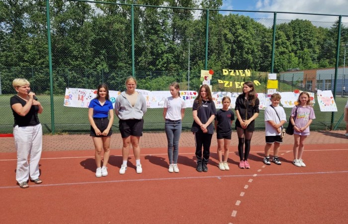 1 czerwca to święto wszystkich dzieci na całym świecie. Ten dzień w naszej szkole również upłynął w wyjątkowej atmosferze. Każda klasa wraz z wychowawcą miała za zadanie wykonać plakat profilaktyczny na temat zdrowych nawyków żywieniowych pt.: ”Rosnę zdrowo”. Jury w składzie:        p. Anna Adrych i p. Monika Łaskarzewska wyłoniło trzy najciekawsze prace plastyczne wykonane przez  klasy Va, IV a i VIII c. 
Uczniowie brali udział w zawodach sportowych tj. skakanie na skakance, rzuty do kosza, odbijanie piłki siatkowej oraz rzuty woreczkiem do celu. Tutaj duże podziękowania kierujemy do wszystkich nauczycieli, którzy nadzorowali poprawne wykonanie konkurencji  sportowych oraz skrupulatnie liczyli punkty.  W konkurencjach sportowych :
1 miejsce uzyskała klasa VIIIc
2 miejsce klasa VIIIb
3 miejsce klasa VIa
Atrakcją dzisiejszego dnia był food truck, zasponsorowany przez pana Karola Grabowskiego z koła łowieckiego „JENOT”.  Można było tam dostać pyszne lody i soki. Cieszył się on dużym zainteresowaniem. Dodatkowo mieliśmy okazję rozwiązywać zagadki przyrodniczo-ekologiczne, które były przygotowane na planszach edukacyjnych postawionych koło food trucka.
Na koniec uczniowie zaprezentowali swoje talenty w konkursie pt. „Śpiew i taniec na zdrowie. 
W tym szczególnym dniu każde dziecko otrzymało niespodziankę, a występujący nagrody rzeczowe. Impreza z okazji Dnia Dziecka odbyła się dzięki wsparciu Burmistrza Pasłęka p. Wiesława Śniecikowskiego oraz Rady Rodziców przy Szkole Podstawowej nr 2 w Pasłęku