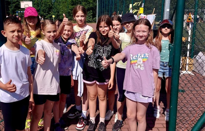 1 czerwca to święto wszystkich dzieci na całym świecie. Ten dzień w naszej szkole również upłynął w wyjątkowej atmosferze. Każda klasa wraz z wychowawcą miała za zadanie wykonać plakat profilaktyczny na temat zdrowych nawyków żywieniowych pt.: ”Rosnę zdrowo”. Jury w składzie:        p. Anna Adrych i p. Monika Łaskarzewska wyłoniło trzy najciekawsze prace plastyczne wykonane przez  klasy Va, IV a i VIII c. 
Uczniowie brali udział w zawodach sportowych tj. skakanie na skakance, rzuty do kosza, odbijanie piłki siatkowej oraz rzuty woreczkiem do celu. Tutaj duże podziękowania kierujemy do wszystkich nauczycieli, którzy nadzorowali poprawne wykonanie konkurencji  sportowych oraz skrupulatnie liczyli punkty.  W konkurencjach sportowych :
1 miejsce uzyskała klasa VIIIc
2 miejsce klasa VIIIb
3 miejsce klasa VIa
Atrakcją dzisiejszego dnia był food truck, zasponsorowany przez pana Karola Grabowskiego z koła łowieckiego „JENOT”.  Można było tam dostać pyszne lody i soki. Cieszył się on dużym zainteresowaniem. Dodatkowo mieliśmy okazję rozwiązywać zagadki przyrodniczo-ekologiczne, które były przygotowane na planszach edukacyjnych postawionych koło food trucka.
Na koniec uczniowie zaprezentowali swoje talenty w konkursie pt. „Śpiew i taniec na zdrowie. 
W tym szczególnym dniu każde dziecko otrzymało niespodziankę, a występujący nagrody rzeczowe. Impreza z okazji Dnia Dziecka odbyła się dzięki wsparciu Burmistrza Pasłęka p. Wiesława Śniecikowskiego oraz Rady Rodziców przy Szkole Podstawowej nr 2 w Pasłęku