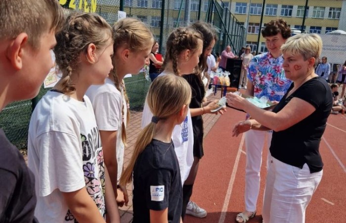 1 czerwca to święto wszystkich dzieci na całym świecie. Ten dzień w naszej szkole również upłynął w wyjątkowej atmosferze. Każda klasa wraz z wychowawcą miała za zadanie wykonać plakat profilaktyczny na temat zdrowych nawyków żywieniowych pt.: ”Rosnę zdrowo”. Jury w składzie:        p. Anna Adrych i p. Monika Łaskarzewska wyłoniło trzy najciekawsze prace plastyczne wykonane przez  klasy Va, IV a i VIII c. 
Uczniowie brali udział w zawodach sportowych tj. skakanie na skakance, rzuty do kosza, odbijanie piłki siatkowej oraz rzuty woreczkiem do celu. Tutaj duże podziękowania kierujemy do wszystkich nauczycieli, którzy nadzorowali poprawne wykonanie konkurencji  sportowych oraz skrupulatnie liczyli punkty.  W konkurencjach sportowych :
1 miejsce uzyskała klasa VIIIc
2 miejsce klasa VIIIb
3 miejsce klasa VIa
Atrakcją dzisiejszego dnia był food truck, zasponsorowany przez pana Karola Grabowskiego z koła łowieckiego „JENOT”.  Można było tam dostać pyszne lody i soki. Cieszył się on dużym zainteresowaniem. Dodatkowo mieliśmy okazję rozwiązywać zagadki przyrodniczo-ekologiczne, które były przygotowane na planszach edukacyjnych postawionych koło food trucka.
Na koniec uczniowie zaprezentowali swoje talenty w konkursie pt. „Śpiew i taniec na zdrowie. 
W tym szczególnym dniu każde dziecko otrzymało niespodziankę, a występujący nagrody rzeczowe. Impreza z okazji Dnia Dziecka odbyła się dzięki wsparciu Burmistrza Pasłęka p. Wiesława Śniecikowskiego oraz Rady Rodziców przy Szkole Podstawowej nr 2 w Pasłęku