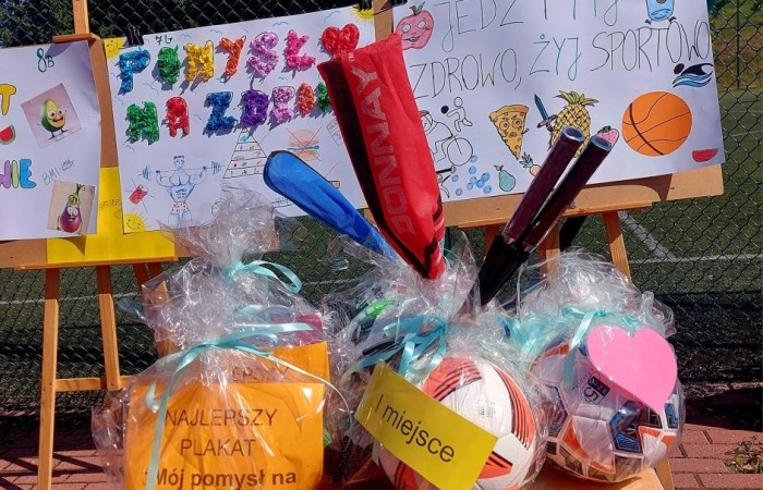 1 czerwca to święto wszystkich dzieci na całym świecie. Ten dzień w naszej szkole również upłynął w wyjątkowej atmosferze. Każda klasa wraz z wychowawcą miała za zadanie wykonać plakat profilaktyczny na temat zdrowych nawyków żywieniowych pt.: ”Rosnę zdrowo”. Jury w składzie:        p. Anna Adrych i p. Monika Łaskarzewska wyłoniło trzy najciekawsze prace plastyczne wykonane przez  klasy Va, IV a i VIII c. 
Uczniowie brali udział w zawodach sportowych tj. skakanie na skakance, rzuty do kosza, odbijanie piłki siatkowej oraz rzuty woreczkiem do celu. Tutaj duże podziękowania kierujemy do wszystkich nauczycieli, którzy nadzorowali poprawne wykonanie konkurencji  sportowych oraz skrupulatnie liczyli punkty.  W konkurencjach sportowych :
1 miejsce uzyskała klasa VIIIc
2 miejsce klasa VIIIb
3 miejsce klasa VIa
Atrakcją dzisiejszego dnia był food truck, zasponsorowany przez pana Karola Grabowskiego z koła łowieckiego „JENOT”.  Można było tam dostać pyszne lody i soki. Cieszył się on dużym zainteresowaniem. Dodatkowo mieliśmy okazję rozwiązywać zagadki przyrodniczo-ekologiczne, które były przygotowane na planszach edukacyjnych postawionych koło food trucka.
Na koniec uczniowie zaprezentowali swoje talenty w konkursie pt. „Śpiew i taniec na zdrowie. 
W tym szczególnym dniu każde dziecko otrzymało niespodziankę, a występujący nagrody rzeczowe. Impreza z okazji Dnia Dziecka odbyła się dzięki wsparciu Burmistrza Pasłęka p. Wiesława Śniecikowskiego oraz Rady Rodziców przy Szkole Podstawowej nr 2 w Pasłęku