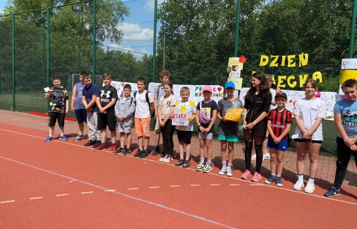1 czerwca to święto wszystkich dzieci na całym świecie. Ten dzień w naszej szkole również upłynął w wyjątkowej atmosferze. Każda klasa wraz z wychowawcą miała za zadanie wykonać plakat profilaktyczny na temat zdrowych nawyków żywieniowych pt.: ”Rosnę zdrowo”. Jury w składzie:        p. Anna Adrych i p. Monika Łaskarzewska wyłoniło trzy najciekawsze prace plastyczne wykonane przez  klasy Va, IV a i VIII c. 
Uczniowie brali udział w zawodach sportowych tj. skakanie na skakance, rzuty do kosza, odbijanie piłki siatkowej oraz rzuty woreczkiem do celu. Tutaj duże podziękowania kierujemy do wszystkich nauczycieli, którzy nadzorowali poprawne wykonanie konkurencji  sportowych oraz skrupulatnie liczyli punkty.  W konkurencjach sportowych :
1 miejsce uzyskała klasa VIIIc
2 miejsce klasa VIIIb
3 miejsce klasa VIa
Atrakcją dzisiejszego dnia był food truck, zasponsorowany przez pana Karola Grabowskiego z koła łowieckiego „JENOT”.  Można było tam dostać pyszne lody i soki. Cieszył się on dużym zainteresowaniem. Dodatkowo mieliśmy okazję rozwiązywać zagadki przyrodniczo-ekologiczne, które były przygotowane na planszach edukacyjnych postawionych koło food trucka.
Na koniec uczniowie zaprezentowali swoje talenty w konkursie pt. „Śpiew i taniec na zdrowie. 
W tym szczególnym dniu każde dziecko otrzymało niespodziankę, a występujący nagrody rzeczowe. Impreza z okazji Dnia Dziecka odbyła się dzięki wsparciu Burmistrza Pasłęka p. Wiesława Śniecikowskiego oraz Rady Rodziców przy Szkole Podstawowej nr 2 w Pasłęku