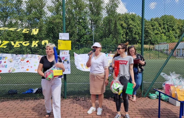 1 czerwca to święto wszystkich dzieci na całym świecie. Ten dzień w naszej szkole również upłynął w wyjątkowej atmosferze. Każda klasa wraz z wychowawcą miała za zadanie wykonać plakat profilaktyczny na temat zdrowych nawyków żywieniowych pt.: ”Rosnę zdrowo”. Jury w składzie:        p. Anna Adrych i p. Monika Łaskarzewska wyłoniło trzy najciekawsze prace plastyczne wykonane przez  klasy Va, IV a i VIII c. 
Uczniowie brali udział w zawodach sportowych tj. skakanie na skakance, rzuty do kosza, odbijanie piłki siatkowej oraz rzuty woreczkiem do celu. Tutaj duże podziękowania kierujemy do wszystkich nauczycieli, którzy nadzorowali poprawne wykonanie konkurencji  sportowych oraz skrupulatnie liczyli punkty.  W konkurencjach sportowych :
1 miejsce uzyskała klasa VIIIc
2 miejsce klasa VIIIb
3 miejsce klasa VIa
Atrakcją dzisiejszego dnia był food truck, zasponsorowany przez pana Karola Grabowskiego z koła łowieckiego „JENOT”.  Można było tam dostać pyszne lody i soki. Cieszył się on dużym zainteresowaniem. Dodatkowo mieliśmy okazję rozwiązywać zagadki przyrodniczo-ekologiczne, które były przygotowane na planszach edukacyjnych postawionych koło food trucka.
Na koniec uczniowie zaprezentowali swoje talenty w konkursie pt. „Śpiew i taniec na zdrowie. 
W tym szczególnym dniu każde dziecko otrzymało niespodziankę, a występujący nagrody rzeczowe. Impreza z okazji Dnia Dziecka odbyła się dzięki wsparciu Burmistrza Pasłęka p. Wiesława Śniecikowskiego oraz Rady Rodziców przy Szkole Podstawowej nr 2 w Pasłęku