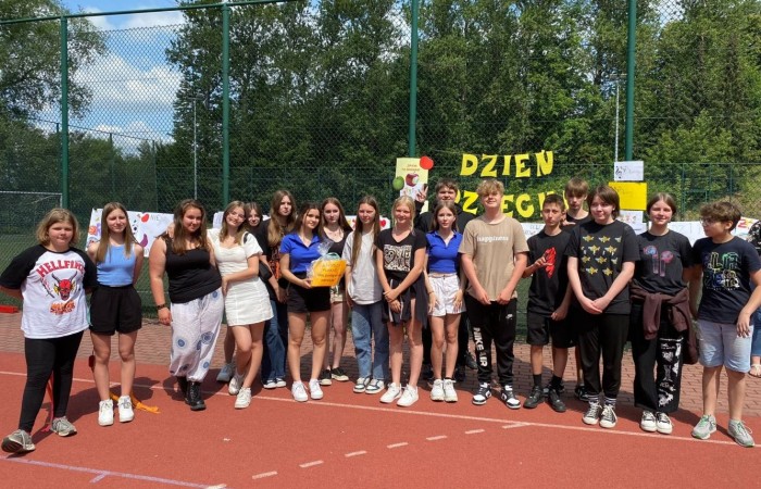 1 czerwca to święto wszystkich dzieci na całym świecie. Ten dzień w naszej szkole również upłynął w wyjątkowej atmosferze. Każda klasa wraz z wychowawcą miała za zadanie wykonać plakat profilaktyczny na temat zdrowych nawyków żywieniowych pt.: ”Rosnę zdrowo”. Jury w składzie:        p. Anna Adrych i p. Monika Łaskarzewska wyłoniło trzy najciekawsze prace plastyczne wykonane przez  klasy Va, IV a i VIII c. 
Uczniowie brali udział w zawodach sportowych tj. skakanie na skakance, rzuty do kosza, odbijanie piłki siatkowej oraz rzuty woreczkiem do celu. Tutaj duże podziękowania kierujemy do wszystkich nauczycieli, którzy nadzorowali poprawne wykonanie konkurencji  sportowych oraz skrupulatnie liczyli punkty.  W konkurencjach sportowych :
1 miejsce uzyskała klasa VIIIc
2 miejsce klasa VIIIb
3 miejsce klasa VIa
Atrakcją dzisiejszego dnia był food truck, zasponsorowany przez pana Karola Grabowskiego z koła łowieckiego „JENOT”.  Można było tam dostać pyszne lody i soki. Cieszył się on dużym zainteresowaniem. Dodatkowo mieliśmy okazję rozwiązywać zagadki przyrodniczo-ekologiczne, które były przygotowane na planszach edukacyjnych postawionych koło food trucka.
Na koniec uczniowie zaprezentowali swoje talenty w konkursie pt. „Śpiew i taniec na zdrowie. 
W tym szczególnym dniu każde dziecko otrzymało niespodziankę, a występujący nagrody rzeczowe. Impreza z okazji Dnia Dziecka odbyła się dzięki wsparciu Burmistrza Pasłęka p. Wiesława Śniecikowskiego oraz Rady Rodziców przy Szkole Podstawowej nr 2 w Pasłęku