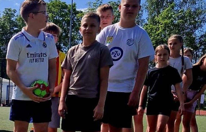 1 czerwca to święto wszystkich dzieci na całym świecie. Ten dzień w naszej szkole również upłynął w wyjątkowej atmosferze. Każda klasa wraz z wychowawcą miała za zadanie wykonać plakat profilaktyczny na temat zdrowych nawyków żywieniowych pt.: ”Rosnę zdrowo”. Jury w składzie:        p. Anna Adrych i p. Monika Łaskarzewska wyłoniło trzy najciekawsze prace plastyczne wykonane przez  klasy Va, IV a i VIII c. 
Uczniowie brali udział w zawodach sportowych tj. skakanie na skakance, rzuty do kosza, odbijanie piłki siatkowej oraz rzuty woreczkiem do celu. Tutaj duże podziękowania kierujemy do wszystkich nauczycieli, którzy nadzorowali poprawne wykonanie konkurencji  sportowych oraz skrupulatnie liczyli punkty.  W konkurencjach sportowych :
1 miejsce uzyskała klasa VIIIc
2 miejsce klasa VIIIb
3 miejsce klasa VIa
Atrakcją dzisiejszego dnia był food truck, zasponsorowany przez pana Karola Grabowskiego z koła łowieckiego „JENOT”.  Można było tam dostać pyszne lody i soki. Cieszył się on dużym zainteresowaniem. Dodatkowo mieliśmy okazję rozwiązywać zagadki przyrodniczo-ekologiczne, które były przygotowane na planszach edukacyjnych postawionych koło food trucka.
Na koniec uczniowie zaprezentowali swoje talenty w konkursie pt. „Śpiew i taniec na zdrowie. 
W tym szczególnym dniu każde dziecko otrzymało niespodziankę, a występujący nagrody rzeczowe. Impreza z okazji Dnia Dziecka odbyła się dzięki wsparciu Burmistrza Pasłęka p. Wiesława Śniecikowskiego oraz Rady Rodziców przy Szkole Podstawowej nr 2 w Pasłęku