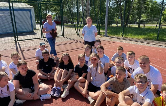 1 czerwca to święto wszystkich dzieci na całym świecie. Ten dzień w naszej szkole również upłynął w wyjątkowej atmosferze. Każda klasa wraz z wychowawcą miała za zadanie wykonać plakat profilaktyczny na temat zdrowych nawyków żywieniowych pt.: ”Rosnę zdrowo”. Jury w składzie:        p. Anna Adrych i p. Monika Łaskarzewska wyłoniło trzy najciekawsze prace plastyczne wykonane przez  klasy Va, IV a i VIII c. 
Uczniowie brali udział w zawodach sportowych tj. skakanie na skakance, rzuty do kosza, odbijanie piłki siatkowej oraz rzuty woreczkiem do celu. Tutaj duże podziękowania kierujemy do wszystkich nauczycieli, którzy nadzorowali poprawne wykonanie konkurencji  sportowych oraz skrupulatnie liczyli punkty.  W konkurencjach sportowych :
1 miejsce uzyskała klasa VIIIc
2 miejsce klasa VIIIb
3 miejsce klasa VIa
Atrakcją dzisiejszego dnia był food truck, zasponsorowany przez pana Karola Grabowskiego z koła łowieckiego „JENOT”.  Można było tam dostać pyszne lody i soki. Cieszył się on dużym zainteresowaniem. Dodatkowo mieliśmy okazję rozwiązywać zagadki przyrodniczo-ekologiczne, które były przygotowane na planszach edukacyjnych postawionych koło food trucka.
Na koniec uczniowie zaprezentowali swoje talenty w konkursie pt. „Śpiew i taniec na zdrowie. 
W tym szczególnym dniu każde dziecko otrzymało niespodziankę, a występujący nagrody rzeczowe. Impreza z okazji Dnia Dziecka odbyła się dzięki wsparciu Burmistrza Pasłęka p. Wiesława Śniecikowskiego oraz Rady Rodziców przy Szkole Podstawowej nr 2 w Pasłęku