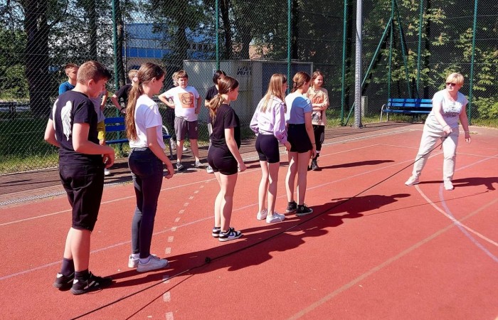 1 czerwca to święto wszystkich dzieci na całym świecie. Ten dzień w naszej szkole również upłynął w wyjątkowej atmosferze. Każda klasa wraz z wychowawcą miała za zadanie wykonać plakat profilaktyczny na temat zdrowych nawyków żywieniowych pt.: ”Rosnę zdrowo”. Jury w składzie:        p. Anna Adrych i p. Monika Łaskarzewska wyłoniło trzy najciekawsze prace plastyczne wykonane przez  klasy Va, IV a i VIII c. 
Uczniowie brali udział w zawodach sportowych tj. skakanie na skakance, rzuty do kosza, odbijanie piłki siatkowej oraz rzuty woreczkiem do celu. Tutaj duże podziękowania kierujemy do wszystkich nauczycieli, którzy nadzorowali poprawne wykonanie konkurencji  sportowych oraz skrupulatnie liczyli punkty.  W konkurencjach sportowych :
1 miejsce uzyskała klasa VIIIc
2 miejsce klasa VIIIb
3 miejsce klasa VIa
Atrakcją dzisiejszego dnia był food truck, zasponsorowany przez pana Karola Grabowskiego z koła łowieckiego „JENOT”.  Można było tam dostać pyszne lody i soki. Cieszył się on dużym zainteresowaniem. Dodatkowo mieliśmy okazję rozwiązywać zagadki przyrodniczo-ekologiczne, które były przygotowane na planszach edukacyjnych postawionych koło food trucka.
Na koniec uczniowie zaprezentowali swoje talenty w konkursie pt. „Śpiew i taniec na zdrowie. 
W tym szczególnym dniu każde dziecko otrzymało niespodziankę, a występujący nagrody rzeczowe. Impreza z okazji Dnia Dziecka odbyła się dzięki wsparciu Burmistrza Pasłęka p. Wiesława Śniecikowskiego oraz Rady Rodziców przy Szkole Podstawowej nr 2 w Pasłęku