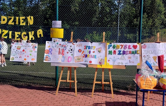 1 czerwca to święto wszystkich dzieci na całym świecie. Ten dzień w naszej szkole również upłynął w wyjątkowej atmosferze. Każda klasa wraz z wychowawcą miała za zadanie wykonać plakat profilaktyczny na temat zdrowych nawyków żywieniowych pt.: ”Rosnę zdrowo”. Jury w składzie:        p. Anna Adrych i p. Monika Łaskarzewska wyłoniło trzy najciekawsze prace plastyczne wykonane przez  klasy Va, IV a i VIII c. 
Uczniowie brali udział w zawodach sportowych tj. skakanie na skakance, rzuty do kosza, odbijanie piłki siatkowej oraz rzuty woreczkiem do celu. Tutaj duże podziękowania kierujemy do wszystkich nauczycieli, którzy nadzorowali poprawne wykonanie konkurencji  sportowych oraz skrupulatnie liczyli punkty.  W konkurencjach sportowych :
1 miejsce uzyskała klasa VIIIc
2 miejsce klasa VIIIb
3 miejsce klasa VIa
Atrakcją dzisiejszego dnia był food truck, zasponsorowany przez pana Karola Grabowskiego z koła łowieckiego „JENOT”.  Można było tam dostać pyszne lody i soki. Cieszył się on dużym zainteresowaniem. Dodatkowo mieliśmy okazję rozwiązywać zagadki przyrodniczo-ekologiczne, które były przygotowane na planszach edukacyjnych postawionych koło food trucka.
Na koniec uczniowie zaprezentowali swoje talenty w konkursie pt. „Śpiew i taniec na zdrowie. 
W tym szczególnym dniu każde dziecko otrzymało niespodziankę, a występujący nagrody rzeczowe. Impreza z okazji Dnia Dziecka odbyła się dzięki wsparciu Burmistrza Pasłęka p. Wiesława Śniecikowskiego oraz Rady Rodziców przy Szkole Podstawowej nr 2 w Pasłęku