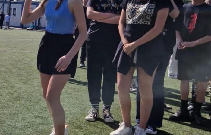 1 czerwca to święto wszystkich dzieci na całym świecie. Ten dzień w naszej szkole również upłynął w wyjątkowej atmosferze. Każda klasa wraz z wychowawcą miała za zadanie wykonać plakat profilaktyczny na temat zdrowych nawyków żywieniowych pt.: ”Rosnę zdrowo”. Jury w składzie:        p. Anna Adrych i p. Monika Łaskarzewska wyłoniło trzy najciekawsze prace plastyczne wykonane przez  klasy Va, IV a i VIII c. 
Uczniowie brali udział w zawodach sportowych tj. skakanie na skakance, rzuty do kosza, odbijanie piłki siatkowej oraz rzuty woreczkiem do celu. Tutaj duże podziękowania kierujemy do wszystkich nauczycieli, którzy nadzorowali poprawne wykonanie konkurencji  sportowych oraz skrupulatnie liczyli punkty.  W konkurencjach sportowych :
1 miejsce uzyskała klasa VIIIc
2 miejsce klasa VIIIb
3 miejsce klasa VIa
Atrakcją dzisiejszego dnia był food truck, zasponsorowany przez pana Karola Grabowskiego z koła łowieckiego „JENOT”.  Można było tam dostać pyszne lody i soki. Cieszył się on dużym zainteresowaniem. Dodatkowo mieliśmy okazję rozwiązywać zagadki przyrodniczo-ekologiczne, które były przygotowane na planszach edukacyjnych postawionych koło food trucka.
Na koniec uczniowie zaprezentowali swoje talenty w konkursie pt. „Śpiew i taniec na zdrowie. 
W tym szczególnym dniu każde dziecko otrzymało niespodziankę, a występujący nagrody rzeczowe. Impreza z okazji Dnia Dziecka odbyła się dzięki wsparciu Burmistrza Pasłęka p. Wiesława Śniecikowskiego oraz Rady Rodziców przy Szkole Podstawowej nr 2 w Pasłęku