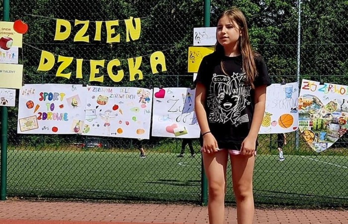 1 czerwca to święto wszystkich dzieci na całym świecie. Ten dzień w naszej szkole również upłynął w wyjątkowej atmosferze. Każda klasa wraz z wychowawcą miała za zadanie wykonać plakat profilaktyczny na temat zdrowych nawyków żywieniowych pt.: ”Rosnę zdrowo”. Jury w składzie:        p. Anna Adrych i p. Monika Łaskarzewska wyłoniło trzy najciekawsze prace plastyczne wykonane przez  klasy Va, IV a i VIII c. 
Uczniowie brali udział w zawodach sportowych tj. skakanie na skakance, rzuty do kosza, odbijanie piłki siatkowej oraz rzuty woreczkiem do celu. Tutaj duże podziękowania kierujemy do wszystkich nauczycieli, którzy nadzorowali poprawne wykonanie konkurencji  sportowych oraz skrupulatnie liczyli punkty.  W konkurencjach sportowych :
1 miejsce uzyskała klasa VIIIc
2 miejsce klasa VIIIb
3 miejsce klasa VIa
Atrakcją dzisiejszego dnia był food truck, zasponsorowany przez pana Karola Grabowskiego z koła łowieckiego „JENOT”.  Można było tam dostać pyszne lody i soki. Cieszył się on dużym zainteresowaniem. Dodatkowo mieliśmy okazję rozwiązywać zagadki przyrodniczo-ekologiczne, które były przygotowane na planszach edukacyjnych postawionych koło food trucka.
Na koniec uczniowie zaprezentowali swoje talenty w konkursie pt. „Śpiew i taniec na zdrowie. 
W tym szczególnym dniu każde dziecko otrzymało niespodziankę, a występujący nagrody rzeczowe. Impreza z okazji Dnia Dziecka odbyła się dzięki wsparciu Burmistrza Pasłęka p. Wiesława Śniecikowskiego oraz Rady Rodziców przy Szkole Podstawowej nr 2 w Pasłęku