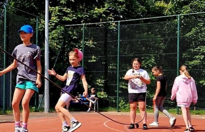 1 czerwca to święto wszystkich dzieci na całym świecie. Ten dzień w naszej szkole również upłynął w wyjątkowej atmosferze. Każda klasa wraz z wychowawcą miała za zadanie wykonać plakat profilaktyczny na temat zdrowych nawyków żywieniowych pt.: ”Rosnę zdrowo”. Jury w składzie:        p. Anna Adrych i p. Monika Łaskarzewska wyłoniło trzy najciekawsze prace plastyczne wykonane przez  klasy Va, IV a i VIII c. 
Uczniowie brali udział w zawodach sportowych tj. skakanie na skakance, rzuty do kosza, odbijanie piłki siatkowej oraz rzuty woreczkiem do celu. Tutaj duże podziękowania kierujemy do wszystkich nauczycieli, którzy nadzorowali poprawne wykonanie konkurencji  sportowych oraz skrupulatnie liczyli punkty.  W konkurencjach sportowych :
1 miejsce uzyskała klasa VIIIc
2 miejsce klasa VIIIb
3 miejsce klasa VIa
Atrakcją dzisiejszego dnia był food truck, zasponsorowany przez pana Karola Grabowskiego z koła łowieckiego „JENOT”.  Można było tam dostać pyszne lody i soki. Cieszył się on dużym zainteresowaniem. Dodatkowo mieliśmy okazję rozwiązywać zagadki przyrodniczo-ekologiczne, które były przygotowane na planszach edukacyjnych postawionych koło food trucka.
Na koniec uczniowie zaprezentowali swoje talenty w konkursie pt. „Śpiew i taniec na zdrowie. 
W tym szczególnym dniu każde dziecko otrzymało niespodziankę, a występujący nagrody rzeczowe. Impreza z okazji Dnia Dziecka odbyła się dzięki wsparciu Burmistrza Pasłęka p. Wiesława Śniecikowskiego oraz Rady Rodziców przy Szkole Podstawowej nr 2 w Pasłęku