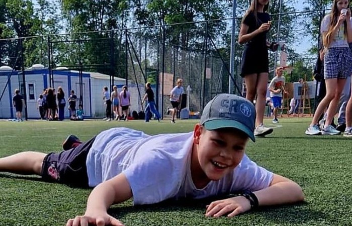 1 czerwca to święto wszystkich dzieci na całym świecie. Ten dzień w naszej szkole również upłynął w wyjątkowej atmosferze. Każda klasa wraz z wychowawcą miała za zadanie wykonać plakat profilaktyczny na temat zdrowych nawyków żywieniowych pt.: ”Rosnę zdrowo”. Jury w składzie:        p. Anna Adrych i p. Monika Łaskarzewska wyłoniło trzy najciekawsze prace plastyczne wykonane przez  klasy Va, IV a i VIII c. 
Uczniowie brali udział w zawodach sportowych tj. skakanie na skakance, rzuty do kosza, odbijanie piłki siatkowej oraz rzuty woreczkiem do celu. Tutaj duże podziękowania kierujemy do wszystkich nauczycieli, którzy nadzorowali poprawne wykonanie konkurencji  sportowych oraz skrupulatnie liczyli punkty.  W konkurencjach sportowych :
1 miejsce uzyskała klasa VIIIc
2 miejsce klasa VIIIb
3 miejsce klasa VIa
Atrakcją dzisiejszego dnia był food truck, zasponsorowany przez pana Karola Grabowskiego z koła łowieckiego „JENOT”.  Można było tam dostać pyszne lody i soki. Cieszył się on dużym zainteresowaniem. Dodatkowo mieliśmy okazję rozwiązywać zagadki przyrodniczo-ekologiczne, które były przygotowane na planszach edukacyjnych postawionych koło food trucka.
Na koniec uczniowie zaprezentowali swoje talenty w konkursie pt. „Śpiew i taniec na zdrowie. 
W tym szczególnym dniu każde dziecko otrzymało niespodziankę, a występujący nagrody rzeczowe. Impreza z okazji Dnia Dziecka odbyła się dzięki wsparciu Burmistrza Pasłęka p. Wiesława Śniecikowskiego oraz Rady Rodziców przy Szkole Podstawowej nr 2 w Pasłęku