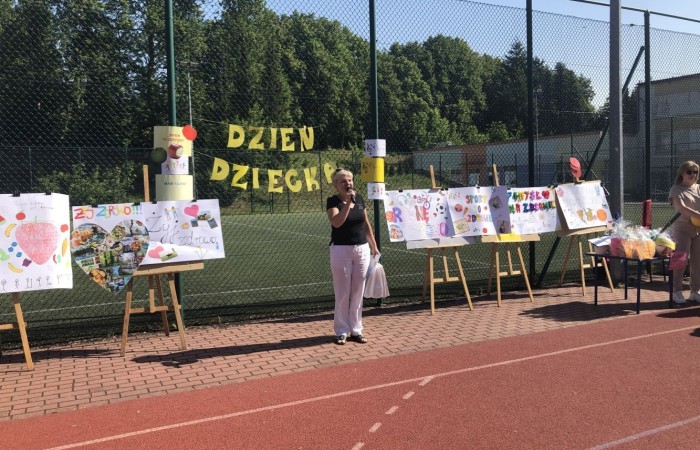 1 czerwca to święto wszystkich dzieci na całym świecie. Ten dzień w naszej szkole również upłynął w wyjątkowej atmosferze. Każda klasa wraz z wychowawcą miała za zadanie wykonać plakat profilaktyczny na temat zdrowych nawyków żywieniowych pt.: ”Rosnę zdrowo”. Jury w składzie:        p. Anna Adrych i p. Monika Łaskarzewska wyłoniło trzy najciekawsze prace plastyczne wykonane przez  klasy Va, IV a i VIII c. 
Uczniowie brali udział w zawodach sportowych tj. skakanie na skakance, rzuty do kosza, odbijanie piłki siatkowej oraz rzuty woreczkiem do celu. Tutaj duże podziękowania kierujemy do wszystkich nauczycieli, którzy nadzorowali poprawne wykonanie konkurencji  sportowych oraz skrupulatnie liczyli punkty.  W konkurencjach sportowych :
1 miejsce uzyskała klasa VIIIc
2 miejsce klasa VIIIb
3 miejsce klasa VIa
Atrakcją dzisiejszego dnia był food truck, zasponsorowany przez pana Karola Grabowskiego z koła łowieckiego „JENOT”.  Można było tam dostać pyszne lody i soki. Cieszył się on dużym zainteresowaniem. Dodatkowo mieliśmy okazję rozwiązywać zagadki przyrodniczo-ekologiczne, które były przygotowane na planszach edukacyjnych postawionych koło food trucka.
Na koniec uczniowie zaprezentowali swoje talenty w konkursie pt. „Śpiew i taniec na zdrowie. 
W tym szczególnym dniu każde dziecko otrzymało niespodziankę, a występujący nagrody rzeczowe. Impreza z okazji Dnia Dziecka odbyła się dzięki wsparciu Burmistrza Pasłęka p. Wiesława Śniecikowskiego oraz Rady Rodziców przy Szkole Podstawowej nr 2 w Pasłęku