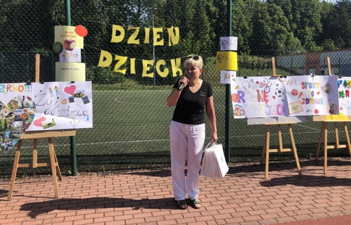 1 czerwca to święto wszystkich dzieci na całym świecie. Ten dzień w naszej szkole również upłynął w wyjątkowej atmosferze. Każda klasa wraz z wychowawcą miała za zadanie wykonać plakat profilaktyczny na temat zdrowych nawyków żywieniowych pt.: ”Rosnę zdrowo”. Jury w składzie:        p. Anna Adrych i p. Monika Łaskarzewska wyłoniło trzy najciekawsze prace plastyczne wykonane przez  klasy Va, IV a i VIII c. 
Uczniowie brali udział w zawodach sportowych tj. skakanie na skakance, rzuty do kosza, odbijanie piłki siatkowej oraz rzuty woreczkiem do celu. Tutaj duże podziękowania kierujemy do wszystkich nauczycieli, którzy nadzorowali poprawne wykonanie konkurencji  sportowych oraz skrupulatnie liczyli punkty.  W konkurencjach sportowych :
1 miejsce uzyskała klasa VIIIc
2 miejsce klasa VIIIb
3 miejsce klasa VIa
Atrakcją dzisiejszego dnia był food truck, zasponsorowany przez pana Karola Grabowskiego z koła łowieckiego „JENOT”.  Można było tam dostać pyszne lody i soki. Cieszył się on dużym zainteresowaniem. Dodatkowo mieliśmy okazję rozwiązywać zagadki przyrodniczo-ekologiczne, które były przygotowane na planszach edukacyjnych postawionych koło food trucka.
Na koniec uczniowie zaprezentowali swoje talenty w konkursie pt. „Śpiew i taniec na zdrowie. 
W tym szczególnym dniu każde dziecko otrzymało niespodziankę, a występujący nagrody rzeczowe. Impreza z okazji Dnia Dziecka odbyła się dzięki wsparciu Burmistrza Pasłęka p. Wiesława Śniecikowskiego oraz Rady Rodziców przy Szkole Podstawowej nr 2 w Pasłęku