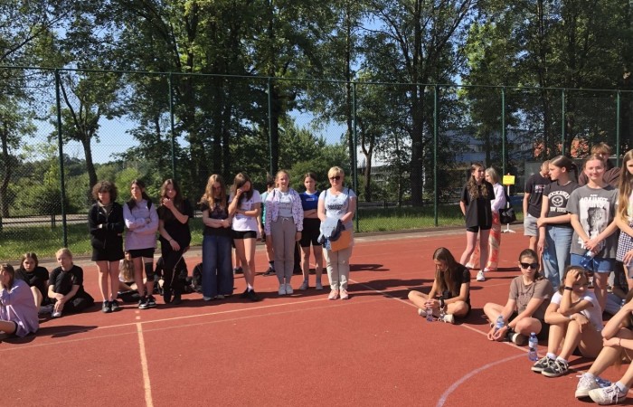 1 czerwca to święto wszystkich dzieci na całym świecie. Ten dzień w naszej szkole również upłynął w wyjątkowej atmosferze. Każda klasa wraz z wychowawcą miała za zadanie wykonać plakat profilaktyczny na temat zdrowych nawyków żywieniowych pt.: ”Rosnę zdrowo”. Jury w składzie:        p. Anna Adrych i p. Monika Łaskarzewska wyłoniło trzy najciekawsze prace plastyczne wykonane przez  klasy Va, IV a i VIII c. 
Uczniowie brali udział w zawodach sportowych tj. skakanie na skakance, rzuty do kosza, odbijanie piłki siatkowej oraz rzuty woreczkiem do celu. Tutaj duże podziękowania kierujemy do wszystkich nauczycieli, którzy nadzorowali poprawne wykonanie konkurencji  sportowych oraz skrupulatnie liczyli punkty.  W konkurencjach sportowych :
1 miejsce uzyskała klasa VIIIc
2 miejsce klasa VIIIb
3 miejsce klasa VIa
Atrakcją dzisiejszego dnia był food truck, zasponsorowany przez pana Karola Grabowskiego z koła łowieckiego „JENOT”.  Można było tam dostać pyszne lody i soki. Cieszył się on dużym zainteresowaniem. Dodatkowo mieliśmy okazję rozwiązywać zagadki przyrodniczo-ekologiczne, które były przygotowane na planszach edukacyjnych postawionych koło food trucka.
Na koniec uczniowie zaprezentowali swoje talenty w konkursie pt. „Śpiew i taniec na zdrowie. 
W tym szczególnym dniu każde dziecko otrzymało niespodziankę, a występujący nagrody rzeczowe. Impreza z okazji Dnia Dziecka odbyła się dzięki wsparciu Burmistrza Pasłęka p. Wiesława Śniecikowskiego oraz Rady Rodziców przy Szkole Podstawowej nr 2 w Pasłęku