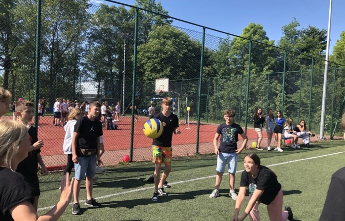 1 czerwca to święto wszystkich dzieci na całym świecie. Ten dzień w naszej szkole również upłynął w wyjątkowej atmosferze. Każda klasa wraz z wychowawcą miała za zadanie wykonać plakat profilaktyczny na temat zdrowych nawyków żywieniowych pt.: ”Rosnę zdrowo”. Jury w składzie:        p. Anna Adrych i p. Monika Łaskarzewska wyłoniło trzy najciekawsze prace plastyczne wykonane przez  klasy Va, IV a i VIII c. 
Uczniowie brali udział w zawodach sportowych tj. skakanie na skakance, rzuty do kosza, odbijanie piłki siatkowej oraz rzuty woreczkiem do celu. Tutaj duże podziękowania kierujemy do wszystkich nauczycieli, którzy nadzorowali poprawne wykonanie konkurencji  sportowych oraz skrupulatnie liczyli punkty.  W konkurencjach sportowych :
1 miejsce uzyskała klasa VIIIc
2 miejsce klasa VIIIb
3 miejsce klasa VIa
Atrakcją dzisiejszego dnia był food truck, zasponsorowany przez pana Karola Grabowskiego z koła łowieckiego „JENOT”.  Można było tam dostać pyszne lody i soki. Cieszył się on dużym zainteresowaniem. Dodatkowo mieliśmy okazję rozwiązywać zagadki przyrodniczo-ekologiczne, które były przygotowane na planszach edukacyjnych postawionych koło food trucka.
Na koniec uczniowie zaprezentowali swoje talenty w konkursie pt. „Śpiew i taniec na zdrowie. 
W tym szczególnym dniu każde dziecko otrzymało niespodziankę, a występujący nagrody rzeczowe. Impreza z okazji Dnia Dziecka odbyła się dzięki wsparciu Burmistrza Pasłęka p. Wiesława Śniecikowskiego oraz Rady Rodziców przy Szkole Podstawowej nr 2 w Pasłęku