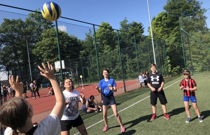 1 czerwca to święto wszystkich dzieci na całym świecie. Ten dzień w naszej szkole również upłynął w wyjątkowej atmosferze. Każda klasa wraz z wychowawcą miała za zadanie wykonać plakat profilaktyczny na temat zdrowych nawyków żywieniowych pt.: ”Rosnę zdrowo”. Jury w składzie:        p. Anna Adrych i p. Monika Łaskarzewska wyłoniło trzy najciekawsze prace plastyczne wykonane przez  klasy Va, IV a i VIII c. 
Uczniowie brali udział w zawodach sportowych tj. skakanie na skakance, rzuty do kosza, odbijanie piłki siatkowej oraz rzuty woreczkiem do celu. Tutaj duże podziękowania kierujemy do wszystkich nauczycieli, którzy nadzorowali poprawne wykonanie konkurencji  sportowych oraz skrupulatnie liczyli punkty.  W konkurencjach sportowych :
1 miejsce uzyskała klasa VIIIc
2 miejsce klasa VIIIb
3 miejsce klasa VIa
Atrakcją dzisiejszego dnia był food truck, zasponsorowany przez pana Karola Grabowskiego z koła łowieckiego „JENOT”.  Można było tam dostać pyszne lody i soki. Cieszył się on dużym zainteresowaniem. Dodatkowo mieliśmy okazję rozwiązywać zagadki przyrodniczo-ekologiczne, które były przygotowane na planszach edukacyjnych postawionych koło food trucka.
Na koniec uczniowie zaprezentowali swoje talenty w konkursie pt. „Śpiew i taniec na zdrowie. 
W tym szczególnym dniu każde dziecko otrzymało niespodziankę, a występujący nagrody rzeczowe. Impreza z okazji Dnia Dziecka odbyła się dzięki wsparciu Burmistrza Pasłęka p. Wiesława Śniecikowskiego oraz Rady Rodziców przy Szkole Podstawowej nr 2 w Pasłęku