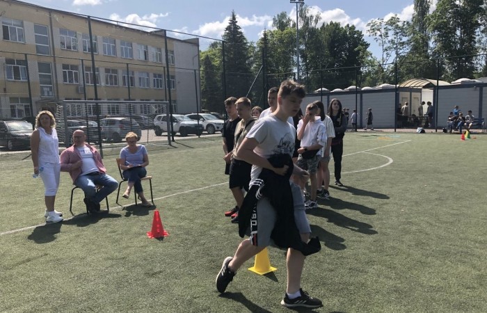 1 czerwca to święto wszystkich dzieci na całym świecie. Ten dzień w naszej szkole również upłynął w wyjątkowej atmosferze. Każda klasa wraz z wychowawcą miała za zadanie wykonać plakat profilaktyczny na temat zdrowych nawyków żywieniowych pt.: ”Rosnę zdrowo”. Jury w składzie:        p. Anna Adrych i p. Monika Łaskarzewska wyłoniło trzy najciekawsze prace plastyczne wykonane przez  klasy Va, IV a i VIII c. 
Uczniowie brali udział w zawodach sportowych tj. skakanie na skakance, rzuty do kosza, odbijanie piłki siatkowej oraz rzuty woreczkiem do celu. Tutaj duże podziękowania kierujemy do wszystkich nauczycieli, którzy nadzorowali poprawne wykonanie konkurencji  sportowych oraz skrupulatnie liczyli punkty.  W konkurencjach sportowych :
1 miejsce uzyskała klasa VIIIc
2 miejsce klasa VIIIb
3 miejsce klasa VIa
Atrakcją dzisiejszego dnia był food truck, zasponsorowany przez pana Karola Grabowskiego z koła łowieckiego „JENOT”.  Można było tam dostać pyszne lody i soki. Cieszył się on dużym zainteresowaniem. Dodatkowo mieliśmy okazję rozwiązywać zagadki przyrodniczo-ekologiczne, które były przygotowane na planszach edukacyjnych postawionych koło food trucka.
Na koniec uczniowie zaprezentowali swoje talenty w konkursie pt. „Śpiew i taniec na zdrowie. 
W tym szczególnym dniu każde dziecko otrzymało niespodziankę, a występujący nagrody rzeczowe. Impreza z okazji Dnia Dziecka odbyła się dzięki wsparciu Burmistrza Pasłęka p. Wiesława Śniecikowskiego oraz Rady Rodziców przy Szkole Podstawowej nr 2 w Pasłęku