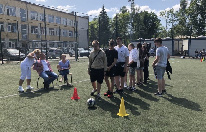 1 czerwca to święto wszystkich dzieci na całym świecie. Ten dzień w naszej szkole również upłynął w wyjątkowej atmosferze. Każda klasa wraz z wychowawcą miała za zadanie wykonać plakat profilaktyczny na temat zdrowych nawyków żywieniowych pt.: ”Rosnę zdrowo”. Jury w składzie:        p. Anna Adrych i p. Monika Łaskarzewska wyłoniło trzy najciekawsze prace plastyczne wykonane przez  klasy Va, IV a i VIII c. 
Uczniowie brali udział w zawodach sportowych tj. skakanie na skakance, rzuty do kosza, odbijanie piłki siatkowej oraz rzuty woreczkiem do celu. Tutaj duże podziękowania kierujemy do wszystkich nauczycieli, którzy nadzorowali poprawne wykonanie konkurencji  sportowych oraz skrupulatnie liczyli punkty.  W konkurencjach sportowych :
1 miejsce uzyskała klasa VIIIc
2 miejsce klasa VIIIb
3 miejsce klasa VIa
Atrakcją dzisiejszego dnia był food truck, zasponsorowany przez pana Karola Grabowskiego z koła łowieckiego „JENOT”.  Można było tam dostać pyszne lody i soki. Cieszył się on dużym zainteresowaniem. Dodatkowo mieliśmy okazję rozwiązywać zagadki przyrodniczo-ekologiczne, które były przygotowane na planszach edukacyjnych postawionych koło food trucka.
Na koniec uczniowie zaprezentowali swoje talenty w konkursie pt. „Śpiew i taniec na zdrowie. 
W tym szczególnym dniu każde dziecko otrzymało niespodziankę, a występujący nagrody rzeczowe. Impreza z okazji Dnia Dziecka odbyła się dzięki wsparciu Burmistrza Pasłęka p. Wiesława Śniecikowskiego oraz Rady Rodziców przy Szkole Podstawowej nr 2 w Pasłęku
