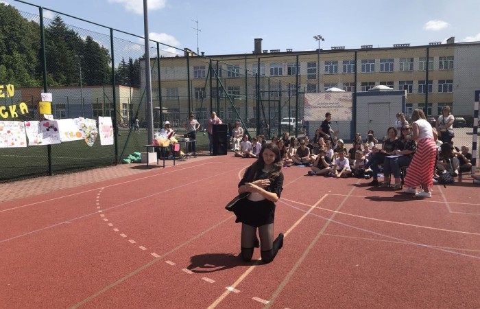 1 czerwca to święto wszystkich dzieci na całym świecie. Ten dzień w naszej szkole również upłynął w wyjątkowej atmosferze. Każda klasa wraz z wychowawcą miała za zadanie wykonać plakat profilaktyczny na temat zdrowych nawyków żywieniowych pt.: ”Rosnę zdrowo”. Jury w składzie:        p. Anna Adrych i p. Monika Łaskarzewska wyłoniło trzy najciekawsze prace plastyczne wykonane przez  klasy Va, IV a i VIII c. 
Uczniowie brali udział w zawodach sportowych tj. skakanie na skakance, rzuty do kosza, odbijanie piłki siatkowej oraz rzuty woreczkiem do celu. Tutaj duże podziękowania kierujemy do wszystkich nauczycieli, którzy nadzorowali poprawne wykonanie konkurencji  sportowych oraz skrupulatnie liczyli punkty.  W konkurencjach sportowych :
1 miejsce uzyskała klasa VIIIc
2 miejsce klasa VIIIb
3 miejsce klasa VIa
Atrakcją dzisiejszego dnia był food truck, zasponsorowany przez pana Karola Grabowskiego z koła łowieckiego „JENOT”.  Można było tam dostać pyszne lody i soki. Cieszył się on dużym zainteresowaniem. Dodatkowo mieliśmy okazję rozwiązywać zagadki przyrodniczo-ekologiczne, które były przygotowane na planszach edukacyjnych postawionych koło food trucka.
Na koniec uczniowie zaprezentowali swoje talenty w konkursie pt. „Śpiew i taniec na zdrowie. 
W tym szczególnym dniu każde dziecko otrzymało niespodziankę, a występujący nagrody rzeczowe. Impreza z okazji Dnia Dziecka odbyła się dzięki wsparciu Burmistrza Pasłęka p. Wiesława Śniecikowskiego oraz Rady Rodziców przy Szkole Podstawowej nr 2 w Pasłęku