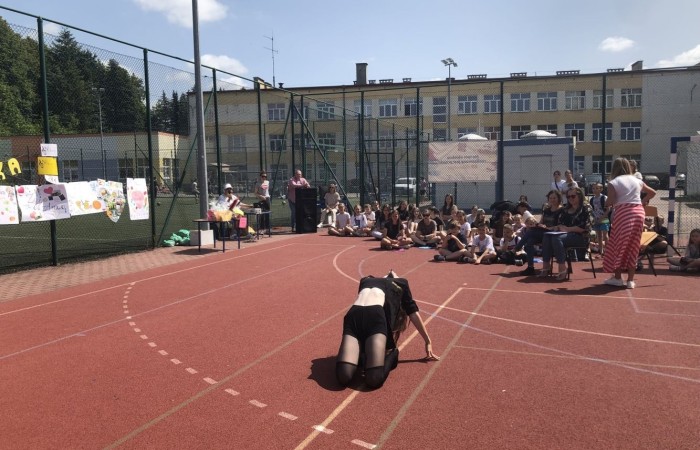 1 czerwca to święto wszystkich dzieci na całym świecie. Ten dzień w naszej szkole również upłynął w wyjątkowej atmosferze. Każda klasa wraz z wychowawcą miała za zadanie wykonać plakat profilaktyczny na temat zdrowych nawyków żywieniowych pt.: ”Rosnę zdrowo”. Jury w składzie:        p. Anna Adrych i p. Monika Łaskarzewska wyłoniło trzy najciekawsze prace plastyczne wykonane przez  klasy Va, IV a i VIII c. 
Uczniowie brali udział w zawodach sportowych tj. skakanie na skakance, rzuty do kosza, odbijanie piłki siatkowej oraz rzuty woreczkiem do celu. Tutaj duże podziękowania kierujemy do wszystkich nauczycieli, którzy nadzorowali poprawne wykonanie konkurencji  sportowych oraz skrupulatnie liczyli punkty.  W konkurencjach sportowych :
1 miejsce uzyskała klasa VIIIc
2 miejsce klasa VIIIb
3 miejsce klasa VIa
Atrakcją dzisiejszego dnia był food truck, zasponsorowany przez pana Karola Grabowskiego z koła łowieckiego „JENOT”.  Można było tam dostać pyszne lody i soki. Cieszył się on dużym zainteresowaniem. Dodatkowo mieliśmy okazję rozwiązywać zagadki przyrodniczo-ekologiczne, które były przygotowane na planszach edukacyjnych postawionych koło food trucka.
Na koniec uczniowie zaprezentowali swoje talenty w konkursie pt. „Śpiew i taniec na zdrowie. 
W tym szczególnym dniu każde dziecko otrzymało niespodziankę, a występujący nagrody rzeczowe. Impreza z okazji Dnia Dziecka odbyła się dzięki wsparciu Burmistrza Pasłęka p. Wiesława Śniecikowskiego oraz Rady Rodziców przy Szkole Podstawowej nr 2 w Pasłęku