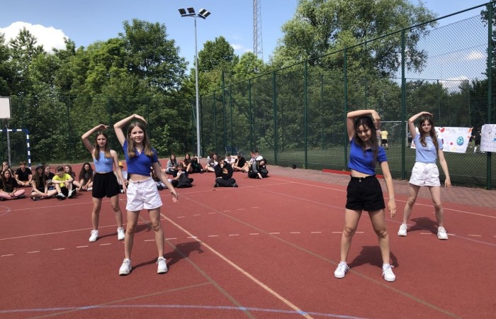 1 czerwca to święto wszystkich dzieci na całym świecie. Ten dzień w naszej szkole również upłynął w wyjątkowej atmosferze. Każda klasa wraz z wychowawcą miała za zadanie wykonać plakat profilaktyczny na temat zdrowych nawyków żywieniowych pt.: ”Rosnę zdrowo”. Jury w składzie:        p. Anna Adrych i p. Monika Łaskarzewska wyłoniło trzy najciekawsze prace plastyczne wykonane przez  klasy Va, IV a i VIII c. 
Uczniowie brali udział w zawodach sportowych tj. skakanie na skakance, rzuty do kosza, odbijanie piłki siatkowej oraz rzuty woreczkiem do celu. Tutaj duże podziękowania kierujemy do wszystkich nauczycieli, którzy nadzorowali poprawne wykonanie konkurencji  sportowych oraz skrupulatnie liczyli punkty.  W konkurencjach sportowych :
1 miejsce uzyskała klasa VIIIc
2 miejsce klasa VIIIb
3 miejsce klasa VIa
Atrakcją dzisiejszego dnia był food truck, zasponsorowany przez pana Karola Grabowskiego z koła łowieckiego „JENOT”.  Można było tam dostać pyszne lody i soki. Cieszył się on dużym zainteresowaniem. Dodatkowo mieliśmy okazję rozwiązywać zagadki przyrodniczo-ekologiczne, które były przygotowane na planszach edukacyjnych postawionych koło food trucka.
Na koniec uczniowie zaprezentowali swoje talenty w konkursie pt. „Śpiew i taniec na zdrowie. 
W tym szczególnym dniu każde dziecko otrzymało niespodziankę, a występujący nagrody rzeczowe. Impreza z okazji Dnia Dziecka odbyła się dzięki wsparciu Burmistrza Pasłęka p. Wiesława Śniecikowskiego oraz Rady Rodziców przy Szkole Podstawowej nr 2 w Pasłęku