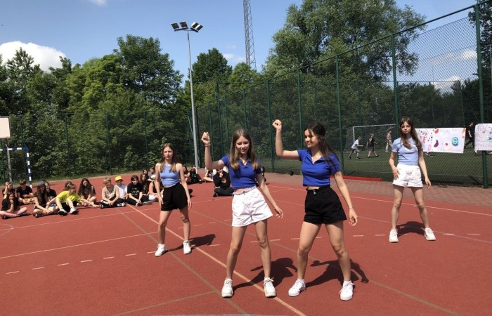 1 czerwca to święto wszystkich dzieci na całym świecie. Ten dzień w naszej szkole również upłynął w wyjątkowej atmosferze. Każda klasa wraz z wychowawcą miała za zadanie wykonać plakat profilaktyczny na temat zdrowych nawyków żywieniowych pt.: ”Rosnę zdrowo”. Jury w składzie:        p. Anna Adrych i p. Monika Łaskarzewska wyłoniło trzy najciekawsze prace plastyczne wykonane przez  klasy Va, IV a i VIII c. 
Uczniowie brali udział w zawodach sportowych tj. skakanie na skakance, rzuty do kosza, odbijanie piłki siatkowej oraz rzuty woreczkiem do celu. Tutaj duże podziękowania kierujemy do wszystkich nauczycieli, którzy nadzorowali poprawne wykonanie konkurencji  sportowych oraz skrupulatnie liczyli punkty.  W konkurencjach sportowych :
1 miejsce uzyskała klasa VIIIc
2 miejsce klasa VIIIb
3 miejsce klasa VIa
Atrakcją dzisiejszego dnia był food truck, zasponsorowany przez pana Karola Grabowskiego z koła łowieckiego „JENOT”.  Można było tam dostać pyszne lody i soki. Cieszył się on dużym zainteresowaniem. Dodatkowo mieliśmy okazję rozwiązywać zagadki przyrodniczo-ekologiczne, które były przygotowane na planszach edukacyjnych postawionych koło food trucka.
Na koniec uczniowie zaprezentowali swoje talenty w konkursie pt. „Śpiew i taniec na zdrowie. 
W tym szczególnym dniu każde dziecko otrzymało niespodziankę, a występujący nagrody rzeczowe. Impreza z okazji Dnia Dziecka odbyła się dzięki wsparciu Burmistrza Pasłęka p. Wiesława Śniecikowskiego oraz Rady Rodziców przy Szkole Podstawowej nr 2 w Pasłęku