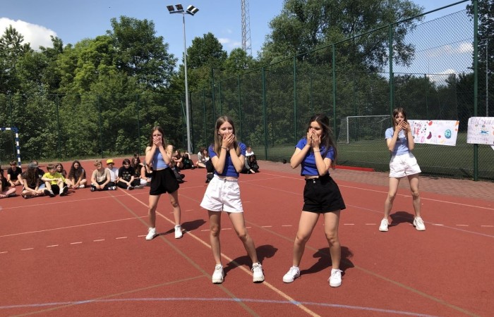 1 czerwca to święto wszystkich dzieci na całym świecie. Ten dzień w naszej szkole również upłynął w wyjątkowej atmosferze. Każda klasa wraz z wychowawcą miała za zadanie wykonać plakat profilaktyczny na temat zdrowych nawyków żywieniowych pt.: ”Rosnę zdrowo”. Jury w składzie:        p. Anna Adrych i p. Monika Łaskarzewska wyłoniło trzy najciekawsze prace plastyczne wykonane przez  klasy Va, IV a i VIII c. 
Uczniowie brali udział w zawodach sportowych tj. skakanie na skakance, rzuty do kosza, odbijanie piłki siatkowej oraz rzuty woreczkiem do celu. Tutaj duże podziękowania kierujemy do wszystkich nauczycieli, którzy nadzorowali poprawne wykonanie konkurencji  sportowych oraz skrupulatnie liczyli punkty.  W konkurencjach sportowych :
1 miejsce uzyskała klasa VIIIc
2 miejsce klasa VIIIb
3 miejsce klasa VIa
Atrakcją dzisiejszego dnia był food truck, zasponsorowany przez pana Karola Grabowskiego z koła łowieckiego „JENOT”.  Można było tam dostać pyszne lody i soki. Cieszył się on dużym zainteresowaniem. Dodatkowo mieliśmy okazję rozwiązywać zagadki przyrodniczo-ekologiczne, które były przygotowane na planszach edukacyjnych postawionych koło food trucka.
Na koniec uczniowie zaprezentowali swoje talenty w konkursie pt. „Śpiew i taniec na zdrowie. 
W tym szczególnym dniu każde dziecko otrzymało niespodziankę, a występujący nagrody rzeczowe. Impreza z okazji Dnia Dziecka odbyła się dzięki wsparciu Burmistrza Pasłęka p. Wiesława Śniecikowskiego oraz Rady Rodziców przy Szkole Podstawowej nr 2 w Pasłęku