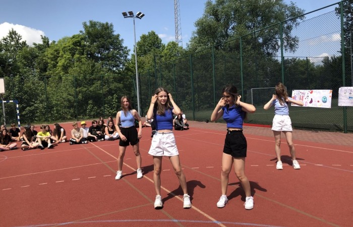 1 czerwca to święto wszystkich dzieci na całym świecie. Ten dzień w naszej szkole również upłynął w wyjątkowej atmosferze. Każda klasa wraz z wychowawcą miała za zadanie wykonać plakat profilaktyczny na temat zdrowych nawyków żywieniowych pt.: ”Rosnę zdrowo”. Jury w składzie:        p. Anna Adrych i p. Monika Łaskarzewska wyłoniło trzy najciekawsze prace plastyczne wykonane przez  klasy Va, IV a i VIII c. 
Uczniowie brali udział w zawodach sportowych tj. skakanie na skakance, rzuty do kosza, odbijanie piłki siatkowej oraz rzuty woreczkiem do celu. Tutaj duże podziękowania kierujemy do wszystkich nauczycieli, którzy nadzorowali poprawne wykonanie konkurencji  sportowych oraz skrupulatnie liczyli punkty.  W konkurencjach sportowych :
1 miejsce uzyskała klasa VIIIc
2 miejsce klasa VIIIb
3 miejsce klasa VIa
Atrakcją dzisiejszego dnia był food truck, zasponsorowany przez pana Karola Grabowskiego z koła łowieckiego „JENOT”.  Można było tam dostać pyszne lody i soki. Cieszył się on dużym zainteresowaniem. Dodatkowo mieliśmy okazję rozwiązywać zagadki przyrodniczo-ekologiczne, które były przygotowane na planszach edukacyjnych postawionych koło food trucka.
Na koniec uczniowie zaprezentowali swoje talenty w konkursie pt. „Śpiew i taniec na zdrowie. 
W tym szczególnym dniu każde dziecko otrzymało niespodziankę, a występujący nagrody rzeczowe. Impreza z okazji Dnia Dziecka odbyła się dzięki wsparciu Burmistrza Pasłęka p. Wiesława Śniecikowskiego oraz Rady Rodziców przy Szkole Podstawowej nr 2 w Pasłęku