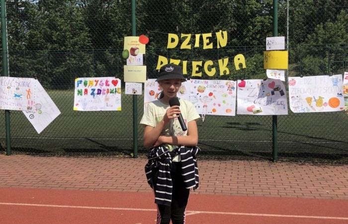 1 czerwca to święto wszystkich dzieci na całym świecie. Ten dzień w naszej szkole również upłynął w wyjątkowej atmosferze. Każda klasa wraz z wychowawcą miała za zadanie wykonać plakat profilaktyczny na temat zdrowych nawyków żywieniowych pt.: ”Rosnę zdrowo”. Jury w składzie:        p. Anna Adrych i p. Monika Łaskarzewska wyłoniło trzy najciekawsze prace plastyczne wykonane przez  klasy Va, IV a i VIII c. 
Uczniowie brali udział w zawodach sportowych tj. skakanie na skakance, rzuty do kosza, odbijanie piłki siatkowej oraz rzuty woreczkiem do celu. Tutaj duże podziękowania kierujemy do wszystkich nauczycieli, którzy nadzorowali poprawne wykonanie konkurencji  sportowych oraz skrupulatnie liczyli punkty.  W konkurencjach sportowych :
1 miejsce uzyskała klasa VIIIc
2 miejsce klasa VIIIb
3 miejsce klasa VIa
Atrakcją dzisiejszego dnia był food truck, zasponsorowany przez pana Karola Grabowskiego z koła łowieckiego „JENOT”.  Można było tam dostać pyszne lody i soki. Cieszył się on dużym zainteresowaniem. Dodatkowo mieliśmy okazję rozwiązywać zagadki przyrodniczo-ekologiczne, które były przygotowane na planszach edukacyjnych postawionych koło food trucka.
Na koniec uczniowie zaprezentowali swoje talenty w konkursie pt. „Śpiew i taniec na zdrowie. 
W tym szczególnym dniu każde dziecko otrzymało niespodziankę, a występujący nagrody rzeczowe. Impreza z okazji Dnia Dziecka odbyła się dzięki wsparciu Burmistrza Pasłęka p. Wiesława Śniecikowskiego oraz Rady Rodziców przy Szkole Podstawowej nr 2 w Pasłęku