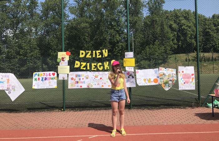 1 czerwca to święto wszystkich dzieci na całym świecie. Ten dzień w naszej szkole również upłynął w wyjątkowej atmosferze. Każda klasa wraz z wychowawcą miała za zadanie wykonać plakat profilaktyczny na temat zdrowych nawyków żywieniowych pt.: ”Rosnę zdrowo”. Jury w składzie:        p. Anna Adrych i p. Monika Łaskarzewska wyłoniło trzy najciekawsze prace plastyczne wykonane przez  klasy Va, IV a i VIII c. 
Uczniowie brali udział w zawodach sportowych tj. skakanie na skakance, rzuty do kosza, odbijanie piłki siatkowej oraz rzuty woreczkiem do celu. Tutaj duże podziękowania kierujemy do wszystkich nauczycieli, którzy nadzorowali poprawne wykonanie konkurencji  sportowych oraz skrupulatnie liczyli punkty.  W konkurencjach sportowych :
1 miejsce uzyskała klasa VIIIc
2 miejsce klasa VIIIb
3 miejsce klasa VIa
Atrakcją dzisiejszego dnia był food truck, zasponsorowany przez pana Karola Grabowskiego z koła łowieckiego „JENOT”.  Można było tam dostać pyszne lody i soki. Cieszył się on dużym zainteresowaniem. Dodatkowo mieliśmy okazję rozwiązywać zagadki przyrodniczo-ekologiczne, które były przygotowane na planszach edukacyjnych postawionych koło food trucka.
Na koniec uczniowie zaprezentowali swoje talenty w konkursie pt. „Śpiew i taniec na zdrowie. 
W tym szczególnym dniu każde dziecko otrzymało niespodziankę, a występujący nagrody rzeczowe. Impreza z okazji Dnia Dziecka odbyła się dzięki wsparciu Burmistrza Pasłęka p. Wiesława Śniecikowskiego oraz Rady Rodziców przy Szkole Podstawowej nr 2 w Pasłęku