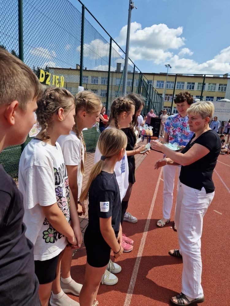 1 czerwca to święto wszystkich dzieci na całym świecie. Ten dzień w naszej szkole również upłynął w wyjątkowej atmosferze. Każda klasa wraz z wychowawcą miała za zadanie wykonać plakat profilaktyczny na temat zdrowych nawyków żywieniowych pt.: ”Rosnę zdrowo”. Jury w składzie:        p. Anna Adrych i p. Monika Łaskarzewska wyłoniło trzy najciekawsze prace plastyczne wykonane przez  klasy Va, IV a i VIII c. 
Uczniowie brali udział w zawodach sportowych tj. skakanie na skakance, rzuty do kosza, odbijanie piłki siatkowej oraz rzuty woreczkiem do celu. Tutaj duże podziękowania kierujemy do wszystkich nauczycieli, którzy nadzorowali poprawne wykonanie konkurencji  sportowych oraz skrupulatnie liczyli punkty.  W konkurencjach sportowych :
1 miejsce uzyskała klasa VIIIc
2 miejsce klasa VIIIb
3 miejsce klasa VIa
Atrakcją dzisiejszego dnia był food truck, zasponsorowany przez pana Karola Grabowskiego z koła łowieckiego „JENOT”.  Można było tam dostać pyszne lody i soki. Cieszył się on dużym zainteresowaniem. Dodatkowo mieliśmy okazję rozwiązywać zagadki przyrodniczo-ekologiczne, które były przygotowane na planszach edukacyjnych postawionych koło food trucka.
Na koniec uczniowie zaprezentowali swoje talenty w konkursie pt. „Śpiew i taniec na zdrowie. 
W tym szczególnym dniu każde dziecko otrzymało niespodziankę, a występujący nagrody rzeczowe. Impreza z okazji Dnia Dziecka odbyła się dzięki wsparciu Burmistrza Pasłęka p. Wiesława Śniecikowskiego oraz Rady Rodziców przy Szkole Podstawowej nr 2 w Pasłęku