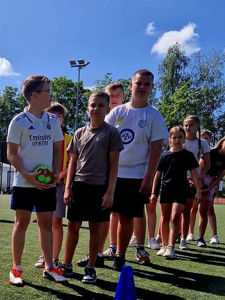 1 czerwca to święto wszystkich dzieci na całym świecie. Ten dzień w naszej szkole również upłynął w wyjątkowej atmosferze. Każda klasa wraz z wychowawcą miała za zadanie wykonać plakat profilaktyczny na temat zdrowych nawyków żywieniowych pt.: ”Rosnę zdrowo”. Jury w składzie:        p. Anna Adrych i p. Monika Łaskarzewska wyłoniło trzy najciekawsze prace plastyczne wykonane przez  klasy Va, IV a i VIII c. 
Uczniowie brali udział w zawodach sportowych tj. skakanie na skakance, rzuty do kosza, odbijanie piłki siatkowej oraz rzuty woreczkiem do celu. Tutaj duże podziękowania kierujemy do wszystkich nauczycieli, którzy nadzorowali poprawne wykonanie konkurencji  sportowych oraz skrupulatnie liczyli punkty.  W konkurencjach sportowych :
1 miejsce uzyskała klasa VIIIc
2 miejsce klasa VIIIb
3 miejsce klasa VIa
Atrakcją dzisiejszego dnia był food truck, zasponsorowany przez pana Karola Grabowskiego z koła łowieckiego „JENOT”.  Można było tam dostać pyszne lody i soki. Cieszył się on dużym zainteresowaniem. Dodatkowo mieliśmy okazję rozwiązywać zagadki przyrodniczo-ekologiczne, które były przygotowane na planszach edukacyjnych postawionych koło food trucka.
Na koniec uczniowie zaprezentowali swoje talenty w konkursie pt. „Śpiew i taniec na zdrowie. 
W tym szczególnym dniu każde dziecko otrzymało niespodziankę, a występujący nagrody rzeczowe. Impreza z okazji Dnia Dziecka odbyła się dzięki wsparciu Burmistrza Pasłęka p. Wiesława Śniecikowskiego oraz Rady Rodziców przy Szkole Podstawowej nr 2 w Pasłęku