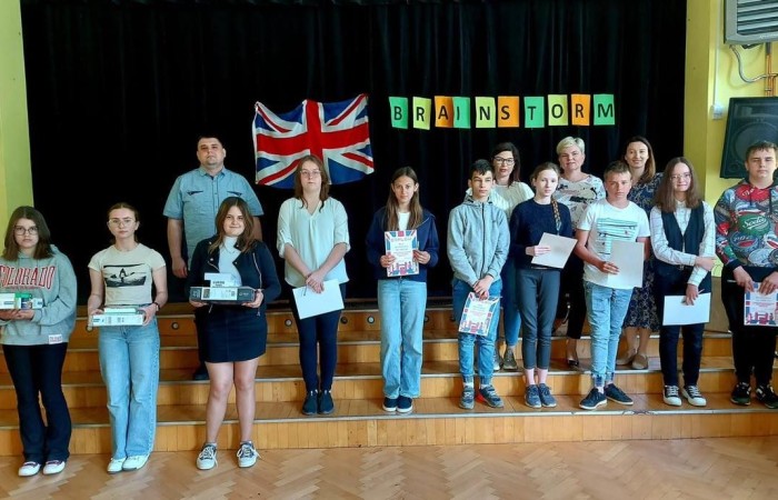 W konkursie zorganizowanym przez naszą szkołę wzięło udział 32 uczniów z 4 szkół:
Szkoły Podstawowej nr 2 w Pasłęku
Szkoły Podstawowej nr 1 w Pasłęku
Szkoły Podstawowej z Oddziałami Integracyjnymi w Zielonce Pasłęckiej
oraz Publiczna Szkoła Podstawowa w Bielicy
W I etapie wyłonionych zostało troje uczniów z każdej szkoły, którzy  osiągnęli najwyższe wyniki. 17 maja odbył się II etap konkursu. Uczniowie pisali test, składający się z 50 pytań. Test podzielony był na część gramatyczną, leksykalną i kulturową. Uczniowie musieli wiedzieć z jakim sportem kojarzy im się Wimbledon lub pod jakim numerem mieszka Premier Wielkiej Brytanii na Downing Street.
Najlepszy wynik w konkursie uzyskała uczennica Szkoły Podstawowej w Bielicy Maria Grabowska. 
II miejsce uzyskała uczennica naszej szkoły Hania Tywoniuk.
III miejsce należy do uczennicy Szkoły Podstawowej nr 1 w Pasłęku.
Wszyscy uczestnicy konkursu otrzymali pamiątkowe dyplomy i drobne upominki.