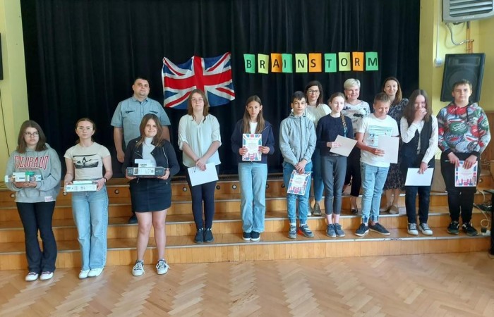 W konkursie zorganizowanym przez naszą szkołę wzięło udział 32 uczniów z 4 szkół:
Szkoły Podstawowej nr 2 w Pasłęku
Szkoły Podstawowej nr 1 w Pasłęku
Szkoły Podstawowej z Oddziałami Integracyjnymi w Zielonce Pasłęckiej
oraz Publiczna Szkoła Podstawowa w Bielicy

W I etapie wyłonionych zostało troje uczniów z każdej szkoły, którzy  osiągnęli najwyższe wyniki. 17 maja odbył się II etap konkursu. Uczniowie pisali test, składający się z 50 pytań. Test podzielony był na część gramatyczną, leksykalną i kulturową. Uczniowie musieli wiedzieć z jakim sportem kojarzy im się Wimbledon lub pod jakim numerem mieszka Premier Wielkiej Brytanii na Downing Street.
Najlepszy wynik w konkursie uzyskała uczennica Szkoły Podstawowej w Bielicy Maria Grabowska. 
II miejsce uzyskała uczennica naszej szkoły Hania Tywoniuk.
III miejsce należy do uczennicy Szkoły Podstawowej nr 1 w Pasłęku.
Wszyscy uczestnicy konkursu otrzymali pamiątkowe dyplomy i drobne upominki.