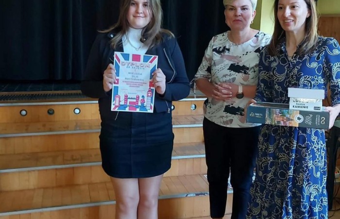 W konkursie zorganizowanym przez naszą szkołę wzięło udział 32 uczniów z 4 szkół:
Szkoły Podstawowej nr 2 w Pasłęku
Szkoły Podstawowej nr 1 w Pasłęku
Szkoły Podstawowej z Oddziałami Integracyjnymi w Zielonce Pasłęckiej
oraz Publiczna Szkoła Podstawowa w Bielicy

W I etapie wyłonionych zostało troje uczniów z każdej szkoły, którzy  osiągnęli najwyższe wyniki. 17 maja odbył się II etap konkursu. Uczniowie pisali test, składający się z 50 pytań. Test podzielony był na część gramatyczną, leksykalną i kulturową. Uczniowie musieli wiedzieć z jakim sportem kojarzy im się Wimbledon lub pod jakim numerem mieszka Premier Wielkiej Brytanii na Downing Street.
Najlepszy wynik w konkursie uzyskała uczennica Szkoły Podstawowej w Bielicy Maria Grabowska. 
II miejsce uzyskała uczennica naszej szkoły Hania Tywoniuk.
III miejsce należy do uczennicy Szkoły Podstawowej nr 1 w Pasłęku.
Wszyscy uczestnicy konkursu otrzymali pamiątkowe dyplomy i drobne upominki.