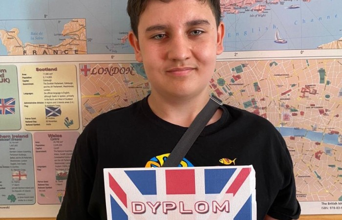 W konkursie zorganizowanym przez naszą szkołę wzięło udział 32 uczniów z 4 szkół:
Szkoły Podstawowej nr 2 w Pasłęku
Szkoły Podstawowej nr 1 w Pasłęku
Szkoły Podstawowej z Oddziałami Integracyjnymi w Zielonce Pasłęckiej
oraz Publiczna Szkoła Podstawowa w Bielicy

W I etapie wyłonionych zostało troje uczniów z każdej szkoły, którzy  osiągnęli najwyższe wyniki. 17 maja odbył się II etap konkursu. Uczniowie pisali test, składający się z 50 pytań. Test podzielony był na część gramatyczną, leksykalną i kulturową. Uczniowie musieli wiedzieć z jakim sportem kojarzy im się Wimbledon lub pod jakim numerem mieszka Premier Wielkiej Brytanii na Downing Street.
Najlepszy wynik w konkursie uzyskała uczennica Szkoły Podstawowej w Bielicy Maria Grabowska. 
II miejsce uzyskała uczennica naszej szkoły Hania Tywoniuk.
III miejsce należy do uczennicy Szkoły Podstawowej nr 1 w Pasłęku.
Wszyscy uczestnicy konkursu otrzymali pamiątkowe dyplomy i drobne upominki.