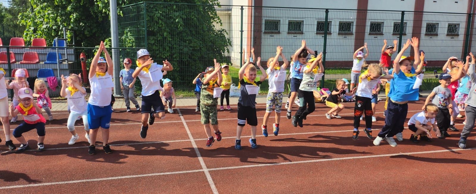 Nawet najmłodsze przedszkolaki wiedzą, że sport to zdrowie. W związku z tym nasi podopieczni w trosce o swoją tężyznę fizyczną, jak co roku wzięli udział w ogólnopolskiej akcji biegowej: „Sprintem do maratonu”. W środę 24 maja nasi mali sportowcy ruszyli tłumnie na stadion MOSiR-u, by tam przebiec dystans 400 metrów. Musimy przyznać, że było to nie lada wyzwanie, jednak nasze przedszkolaki poradziły sobie z nim znakomicie. Łącznie przebiegliśmy prawie 30 km. Ten zaskakujący wynik niewątpliwie zasługuje na uznanie. Wszystkim małym sportowcom gratulujemy i życzymy dalszych sukcesów :)