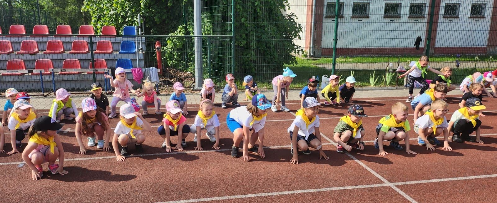 Nawet najmłodsze przedszkolaki wiedzą, że sport to zdrowie. W związku z tym nasi podopieczni w trosce o swoją tężyznę fizyczną, jak co roku wzięli udział w ogólnopolskiej akcji biegowej: „Sprintem do maratonu”. W środę 24 maja nasi mali sportowcy ruszyli tłumnie na stadion MOSiR-u, by tam przebiec dystans 400 metrów. Musimy przyznać, że było to nie lada wyzwanie, jednak nasze przedszkolaki poradziły sobie z nim znakomicie. Łącznie przebiegliśmy prawie 30 km. Ten zaskakujący wynik niewątpliwie zasługuje na uznanie. Wszystkim małym sportowcom gratulujemy i życzymy dalszych sukcesów :)