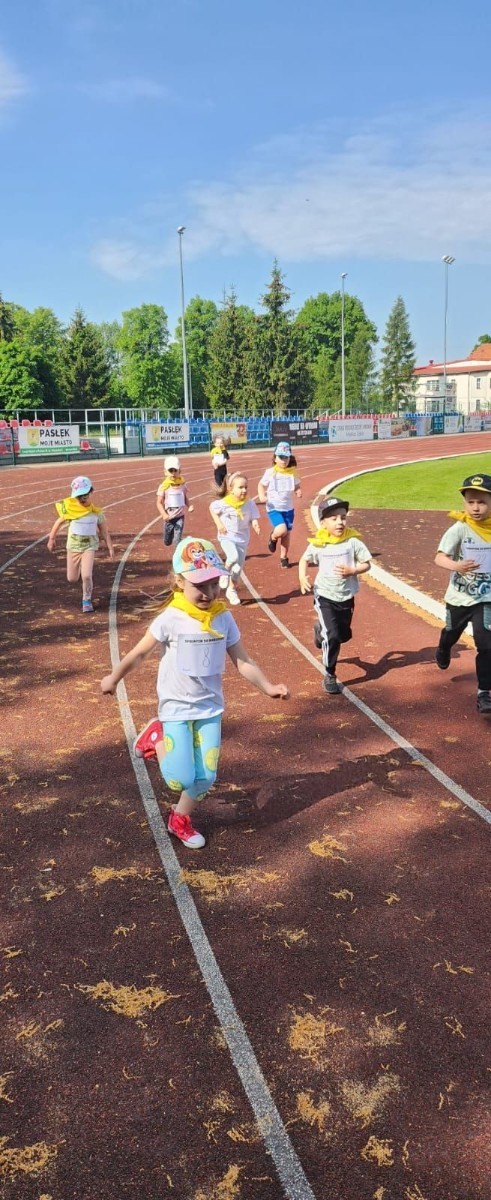 Nawet najmłodsze przedszkolaki wiedzą, że sport to zdrowie. W związku z tym nasi podopieczni w trosce o swoją tężyznę fizyczną, jak co roku wzięli udział w ogólnopolskiej akcji biegowej: „Sprintem do maratonu”. W środę 24 maja nasi mali sportowcy ruszyli tłumnie na stadion MOSiR-u, by tam przebiec dystans 400 metrów. Musimy przyznać, że było to nie lada wyzwanie, jednak nasze przedszkolaki poradziły sobie z nim znakomicie. Łącznie przebiegliśmy prawie 30 km. Ten zaskakujący wynik niewątpliwie zasługuje na uznanie. Wszystkim małym sportowcom gratulujemy i życzymy dalszych sukcesów :)