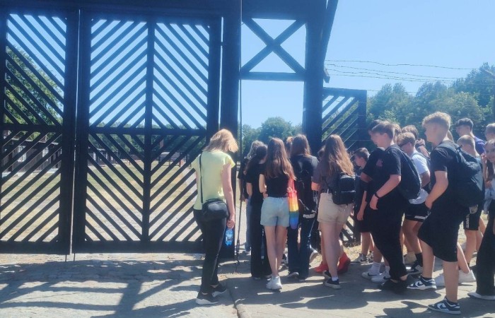 5 czerwca grupa uczniów z klas ósmych odwiedziła obóz koncentracyjny Stutthof. W podróż pełną ludzkiego cierpienia i walki o przetrwanie w okresie II wojny światowej zabrali nas przewodnicy tego ważnego dla historii naszego kraju miejsca.
Obóz Stutthof był pierwszym i najdłużej działającym obozem na terytorium Polski, w którym tysiące ludzi z ponad 25 krajów torturowano, głodzono i mordowano. Miejsce to powstało w celu eksterminacji wywiadu żydowskiego i polskiego, głównie z Pomorza oraz Wolnego Miasta Gdańska.
Wędrując śladami więzionych tam ludzi, uczniowie zwiedzili starą i nową część obozu, zobaczyli komorę gazową i krematorium oraz obejrzeli film dokumentalny o wkroczeniu do Polski Armii Czerwonej.