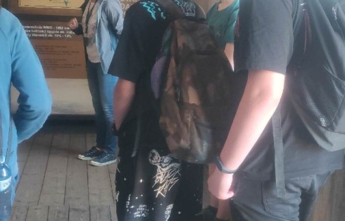 5 czerwca grupa uczniów z klas ósmych odwiedziła obóz koncentracyjny Stutthof. W podróż pełną ludzkiego cierpienia i walki o przetrwanie w okresie II wojny światowej zabrali nas przewodnicy tego ważnego dla historii naszego kraju miejsca.
Obóz Stutthof był pierwszym i najdłużej działającym obozem na terytorium Polski, w którym tysiące ludzi z ponad 25 krajów torturowano, głodzono i mordowano. Miejsce to powstało w celu eksterminacji wywiadu żydowskiego i polskiego, głównie z Pomorza oraz Wolnego Miasta Gdańska.
Wędrując śladami więzionych tam ludzi, uczniowie zwiedzili starą i nową część obozu, zobaczyli komorę gazową i krematorium oraz obejrzeli film dokumentalny o wkroczeniu do Polski Armii Czerwonej.