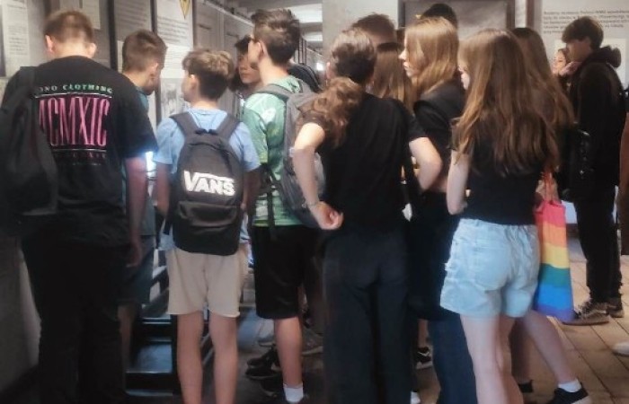 5 czerwca grupa uczniów z klas ósmych odwiedziła obóz koncentracyjny Stutthof. W podróż pełną ludzkiego cierpienia i walki o przetrwanie w okresie II wojny światowej zabrali nas przewodnicy tego ważnego dla historii naszego kraju miejsca.
Obóz Stutthof był pierwszym i najdłużej działającym obozem na terytorium Polski, w którym tysiące ludzi z ponad 25 krajów torturowano, głodzono i mordowano. Miejsce to powstało w celu eksterminacji wywiadu żydowskiego i polskiego, głównie z Pomorza oraz Wolnego Miasta Gdańska.
Wędrując śladami więzionych tam ludzi, uczniowie zwiedzili starą i nową część obozu, zobaczyli komorę gazową i krematorium oraz obejrzeli film dokumentalny o wkroczeniu do Polski Armii Czerwonej.