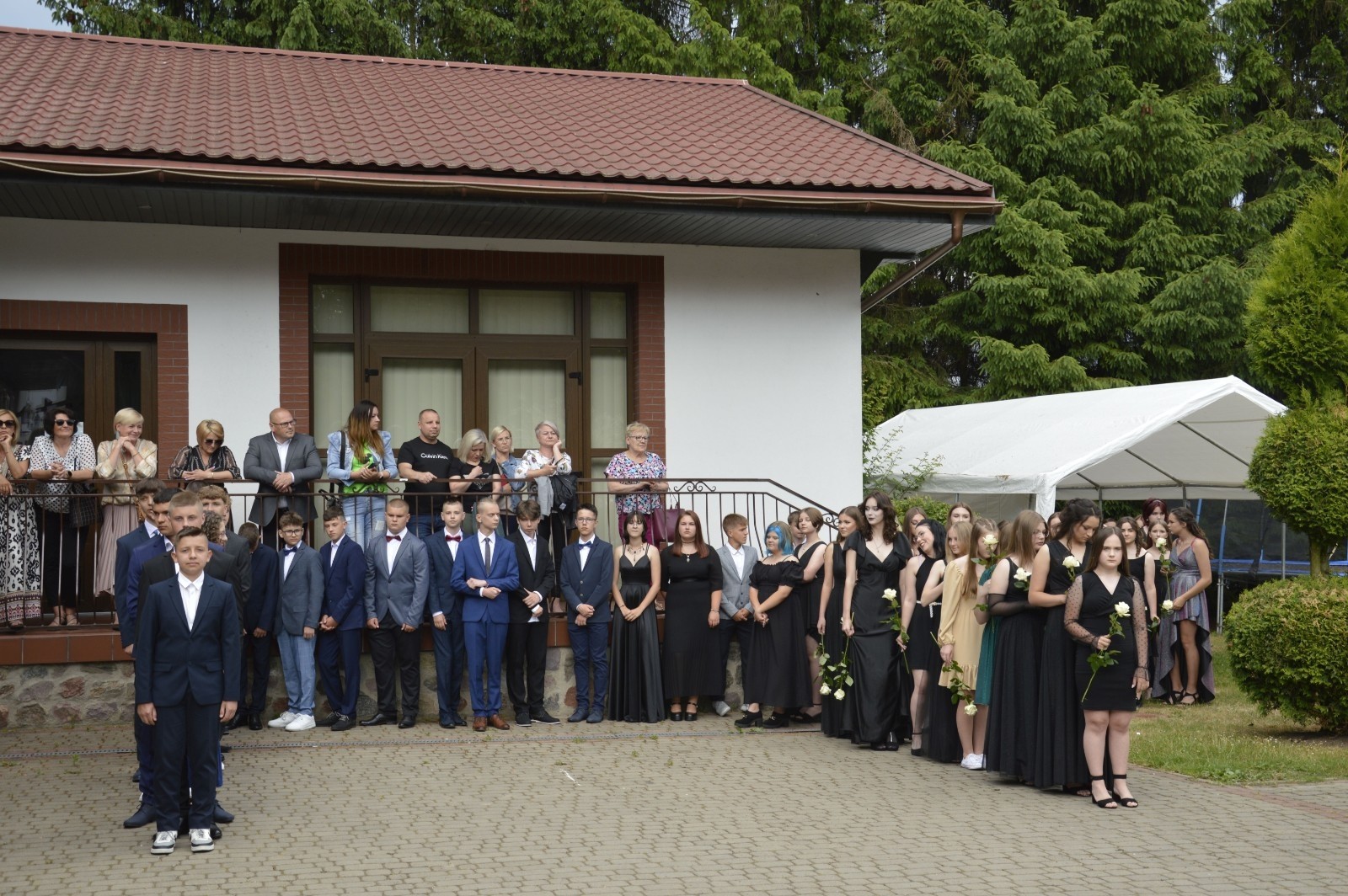 15 czerwca odbył się bal ósmoklasisty. Wieczorek pożegnalny przygotowali rodzice. Zaproszona została dyrekcja szkoły oraz nauczyciele i wychowawcy, którzy pełnili tę rolę w klasach I-III i IV-VIII. Nasi ósmoklasiści prezentowali się bardzo wytwornie i elegancko, w strojach wybranych specjalnie na ten wieczór. Uroczystego otwarcia w obecności wszystkich zebranych dokonał dyrektor szkoły Pani Agnieszka Cieklińska. Uczniowie przygotowali też bardzo wzruszające podziękowania dla swoich rodziców, nauczycieli, wychowawców i pracowników szkoły. Byliśmy też świadkami przepięknego poloneza w wykonaniu tegorocznych absolwentów przygotowanych przez Pana Marka Białogrzywego. Oprawę muzyczną podczas imprezy zapewniał profesjonalny DJ Dyzio, więc każdy mógł się bawić w rytmach największych i najbardziej popularnych przebojów. Nie zabrakło także sesji fotograficznej. Wszyscy bawili się wybornie. Z pewnością uroczystość ta pozostanie dla wszystkich miłym wspomnieniem.