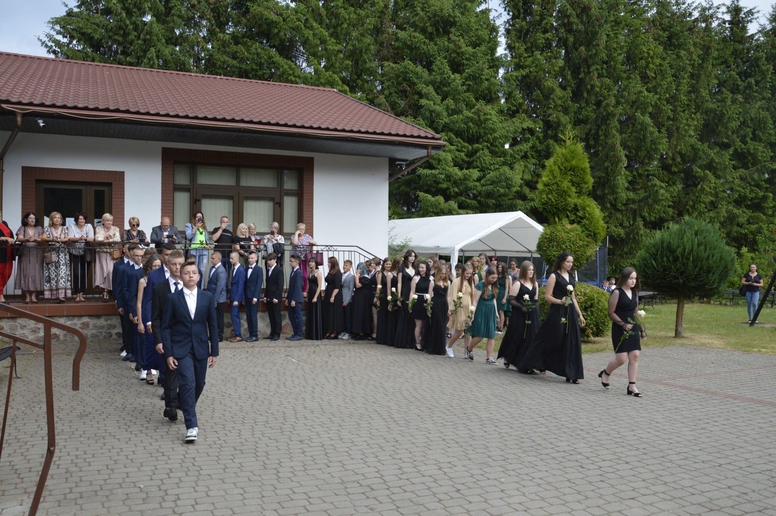 15 czerwca odbył się bal ósmoklasisty. Wieczorek pożegnalny przygotowali rodzice. Zaproszona została dyrekcja szkoły oraz nauczyciele i wychowawcy, którzy pełnili tę rolę w klasach I-III i IV-VIII. Nasi ósmoklasiści prezentowali się bardzo wytwornie i elegancko, w strojach wybranych specjalnie na ten wieczór. Uroczystego otwarcia w obecności wszystkich zebranych dokonał dyrektor szkoły Pani Agnieszka Cieklińska. Uczniowie przygotowali też bardzo wzruszające podziękowania dla swoich rodziców, nauczycieli, wychowawców i pracowników szkoły. Byliśmy też świadkami przepięknego poloneza w wykonaniu tegorocznych absolwentów przygotowanych przez Pana Marka Białogrzywego. Oprawę muzyczną podczas imprezy zapewniał profesjonalny DJ Dyzio, więc każdy mógł się bawić w rytmach największych i najbardziej popularnych przebojów. Nie zabrakło także sesji fotograficznej. Wszyscy bawili się wybornie. Z pewnością uroczystość ta pozostanie dla wszystkich miłym wspomnieniem.