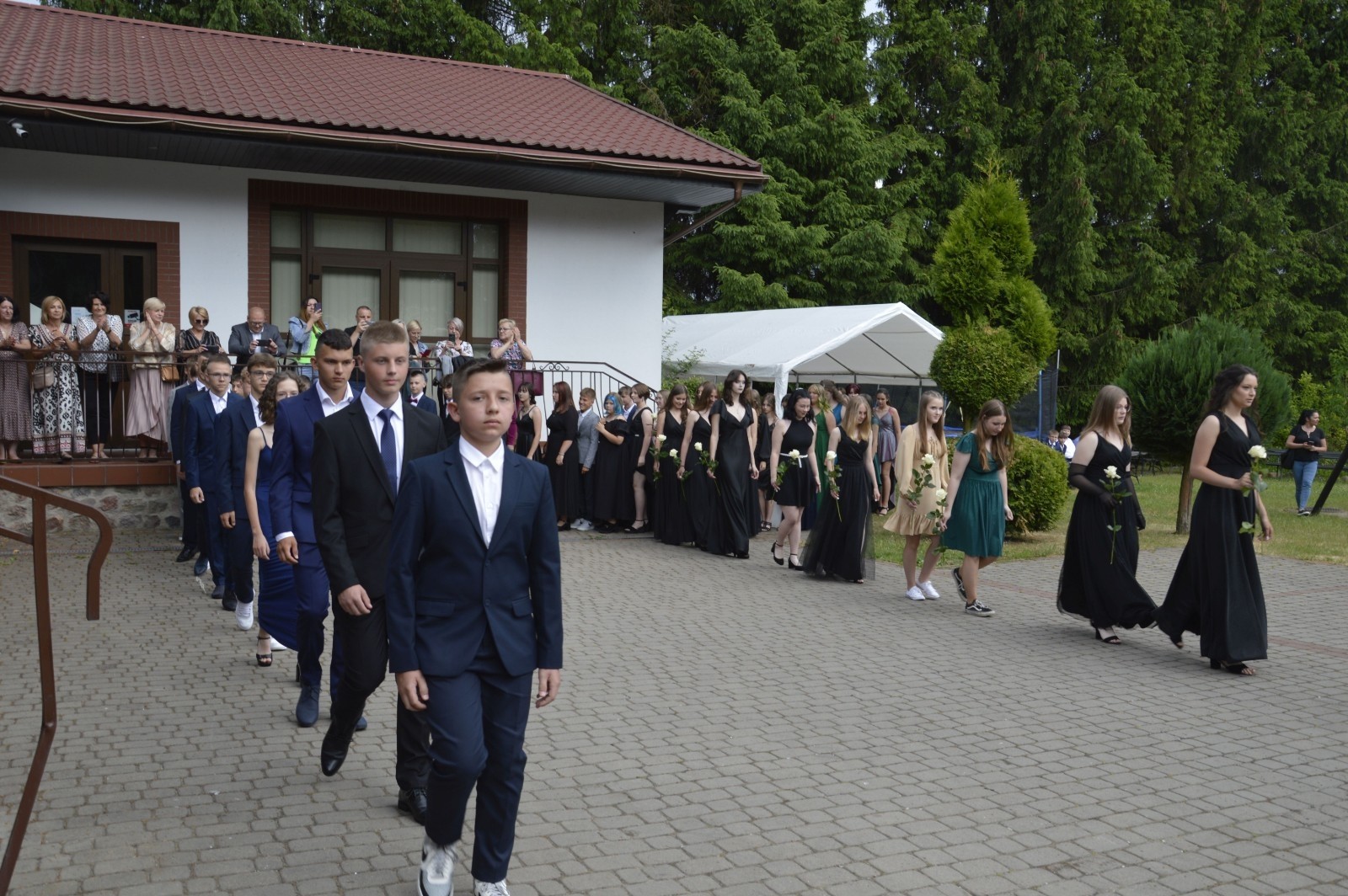 15 czerwca odbył się bal ósmoklasisty. Wieczorek pożegnalny przygotowali rodzice. Zaproszona została dyrekcja szkoły oraz nauczyciele i wychowawcy, którzy pełnili tę rolę w klasach I-III i IV-VIII. Nasi ósmoklasiści prezentowali się bardzo wytwornie i elegancko, w strojach wybranych specjalnie na ten wieczór. Uroczystego otwarcia w obecności wszystkich zebranych dokonał dyrektor szkoły Pani Agnieszka Cieklińska. Uczniowie przygotowali też bardzo wzruszające podziękowania dla swoich rodziców, nauczycieli, wychowawców i pracowników szkoły. Byliśmy też świadkami przepięknego poloneza w wykonaniu tegorocznych absolwentów przygotowanych przez Pana Marka Białogrzywego. Oprawę muzyczną podczas imprezy zapewniał profesjonalny DJ Dyzio, więc każdy mógł się bawić w rytmach największych i najbardziej popularnych przebojów. Nie zabrakło także sesji fotograficznej. Wszyscy bawili się wybornie. Z pewnością uroczystość ta pozostanie dla wszystkich miłym wspomnieniem.