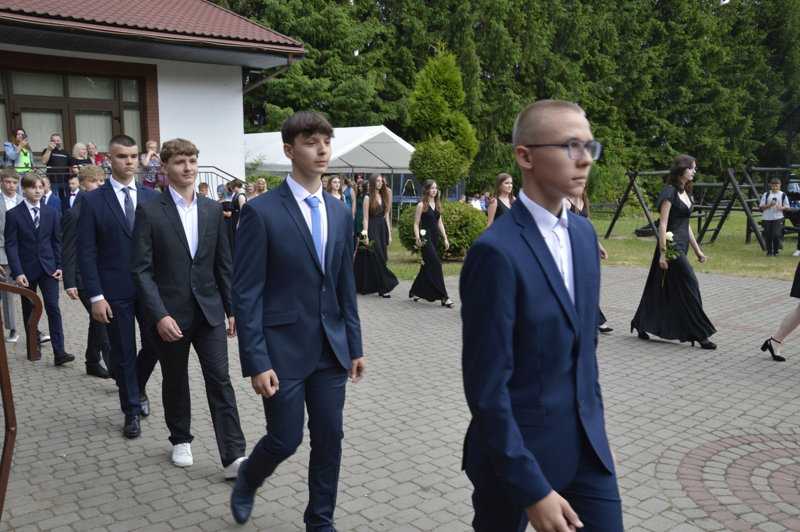 15 czerwca odbył się bal ósmoklasisty. Wieczorek pożegnalny przygotowali rodzice. Zaproszona została dyrekcja szkoły oraz nauczyciele i wychowawcy, którzy pełnili tę rolę w klasach I-III i IV-VIII. Nasi ósmoklasiści prezentowali się bardzo wytwornie i elegancko, w strojach wybranych specjalnie na ten wieczór. Uroczystego otwarcia w obecności wszystkich zebranych dokonał dyrektor szkoły Pani Agnieszka Cieklińska. Uczniowie przygotowali też bardzo wzruszające podziękowania dla swoich rodziców, nauczycieli, wychowawców i pracowników szkoły. Byliśmy też świadkami przepięknego poloneza w wykonaniu tegorocznych absolwentów przygotowanych przez Pana Marka Białogrzywego. Oprawę muzyczną podczas imprezy zapewniał profesjonalny DJ Dyzio, więc każdy mógł się bawić w rytmach największych i najbardziej popularnych przebojów. Nie zabrakło także sesji fotograficznej. Wszyscy bawili się wybornie. Z pewnością uroczystość ta pozostanie dla wszystkich miłym wspomnieniem.