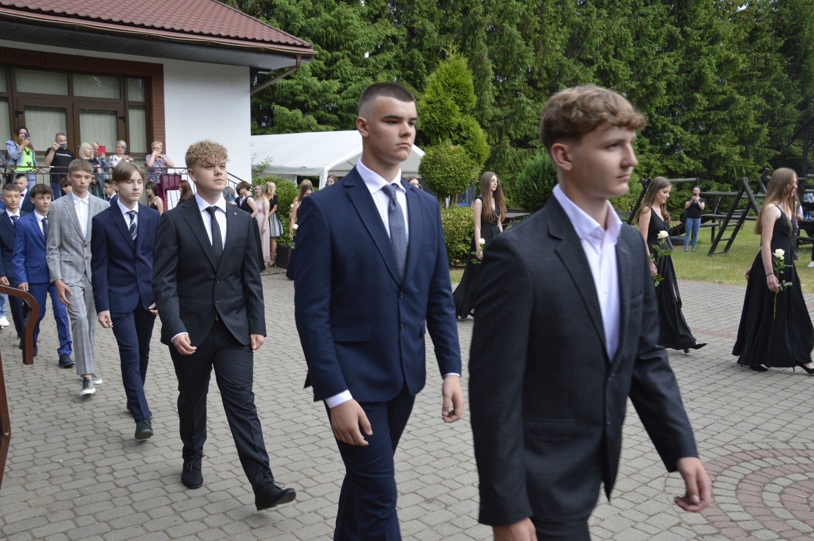 15 czerwca odbył się bal ósmoklasisty. Wieczorek pożegnalny przygotowali rodzice. Zaproszona została dyrekcja szkoły oraz nauczyciele i wychowawcy, którzy pełnili tę rolę w klasach I-III i IV-VIII. Nasi ósmoklasiści prezentowali się bardzo wytwornie i elegancko, w strojach wybranych specjalnie na ten wieczór. Uroczystego otwarcia w obecności wszystkich zebranych dokonał dyrektor szkoły Pani Agnieszka Cieklińska. Uczniowie przygotowali też bardzo wzruszające podziękowania dla swoich rodziców, nauczycieli, wychowawców i pracowników szkoły. Byliśmy też świadkami przepięknego poloneza w wykonaniu tegorocznych absolwentów przygotowanych przez Pana Marka Białogrzywego. Oprawę muzyczną podczas imprezy zapewniał profesjonalny DJ Dyzio, więc każdy mógł się bawić w rytmach największych i najbardziej popularnych przebojów. Nie zabrakło także sesji fotograficznej. Wszyscy bawili się wybornie. Z pewnością uroczystość ta pozostanie dla wszystkich miłym wspomnieniem.